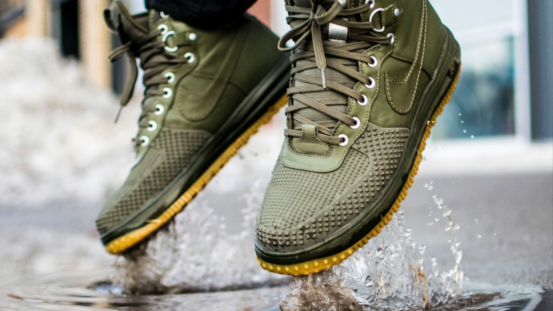 6. Chaussures imperméables à bout fermé