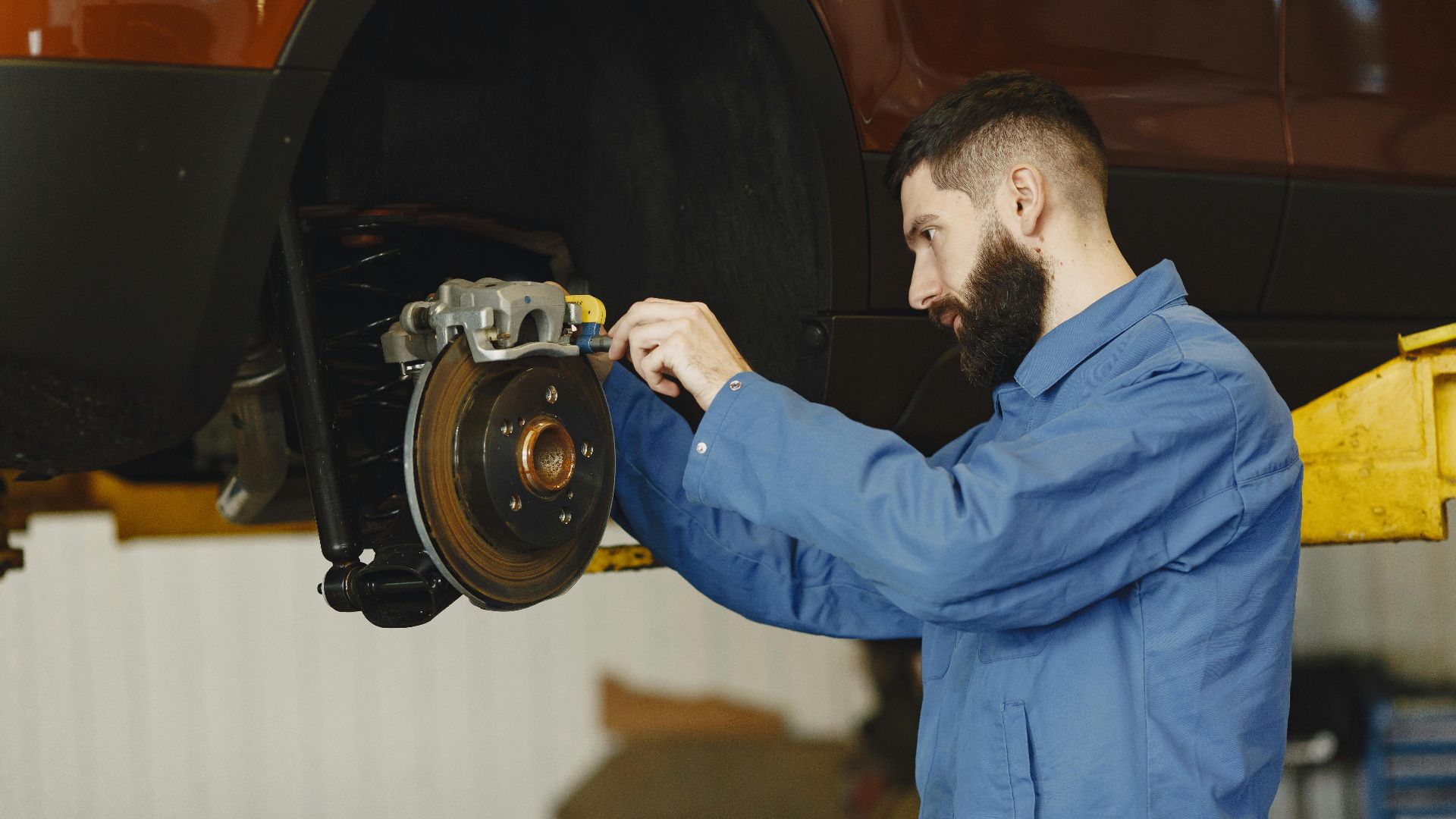 16. Traction vers le bas lors du freinage