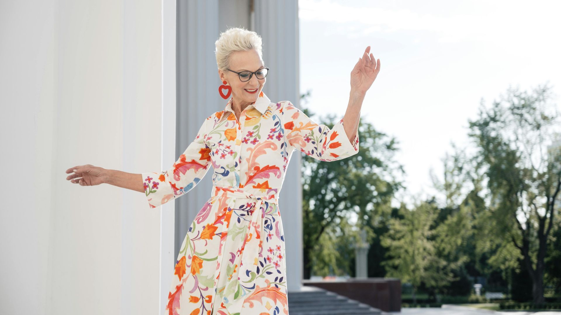 10 robes qui restent élégantes après 50 ans et 10 qui font trop « jeune »