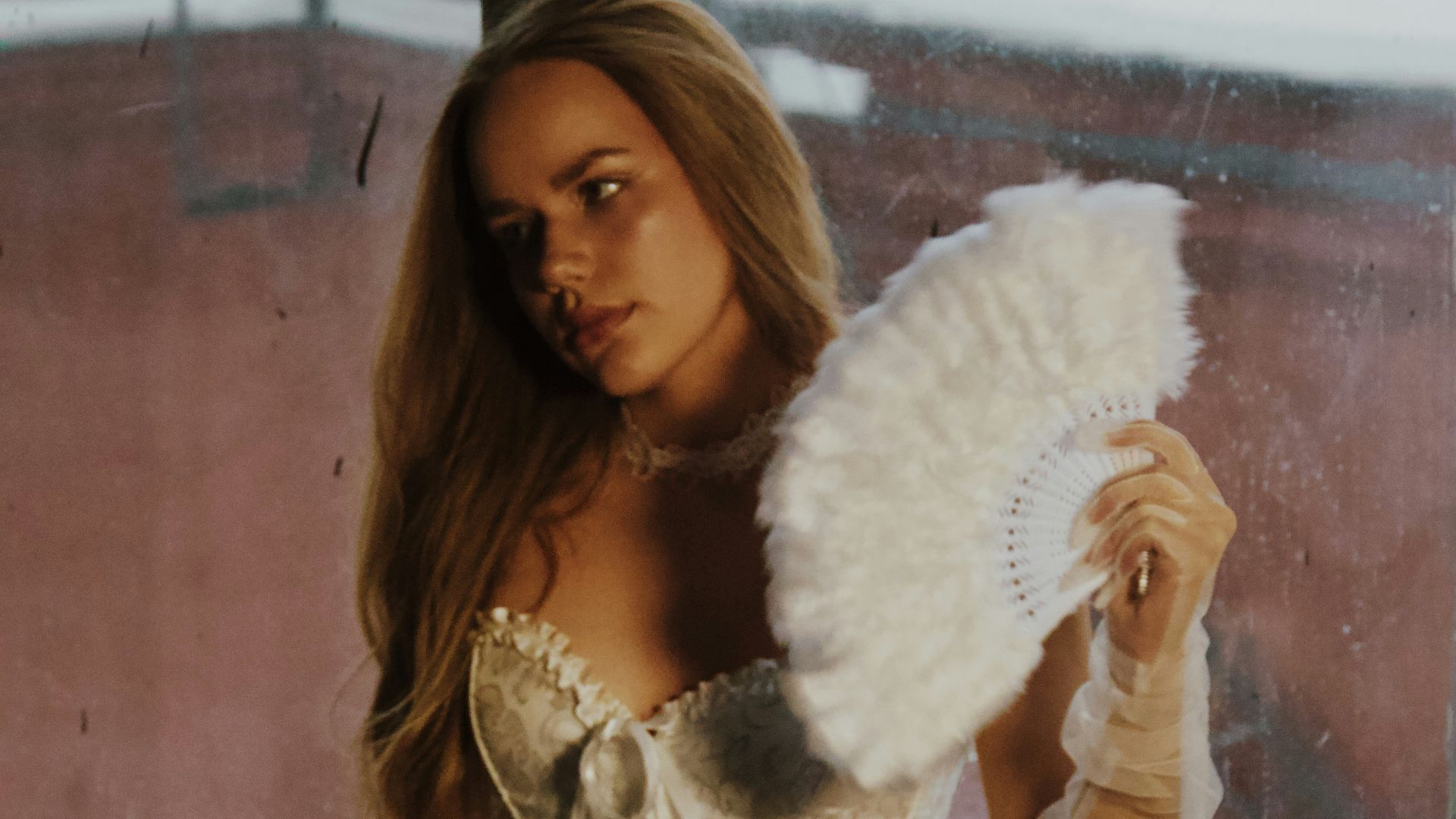 11. La robe à plumes