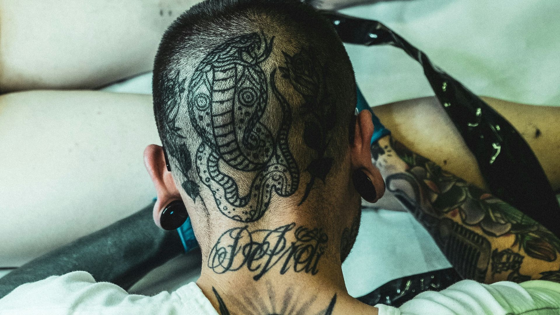 19. La ligne des cheveux à la nuque