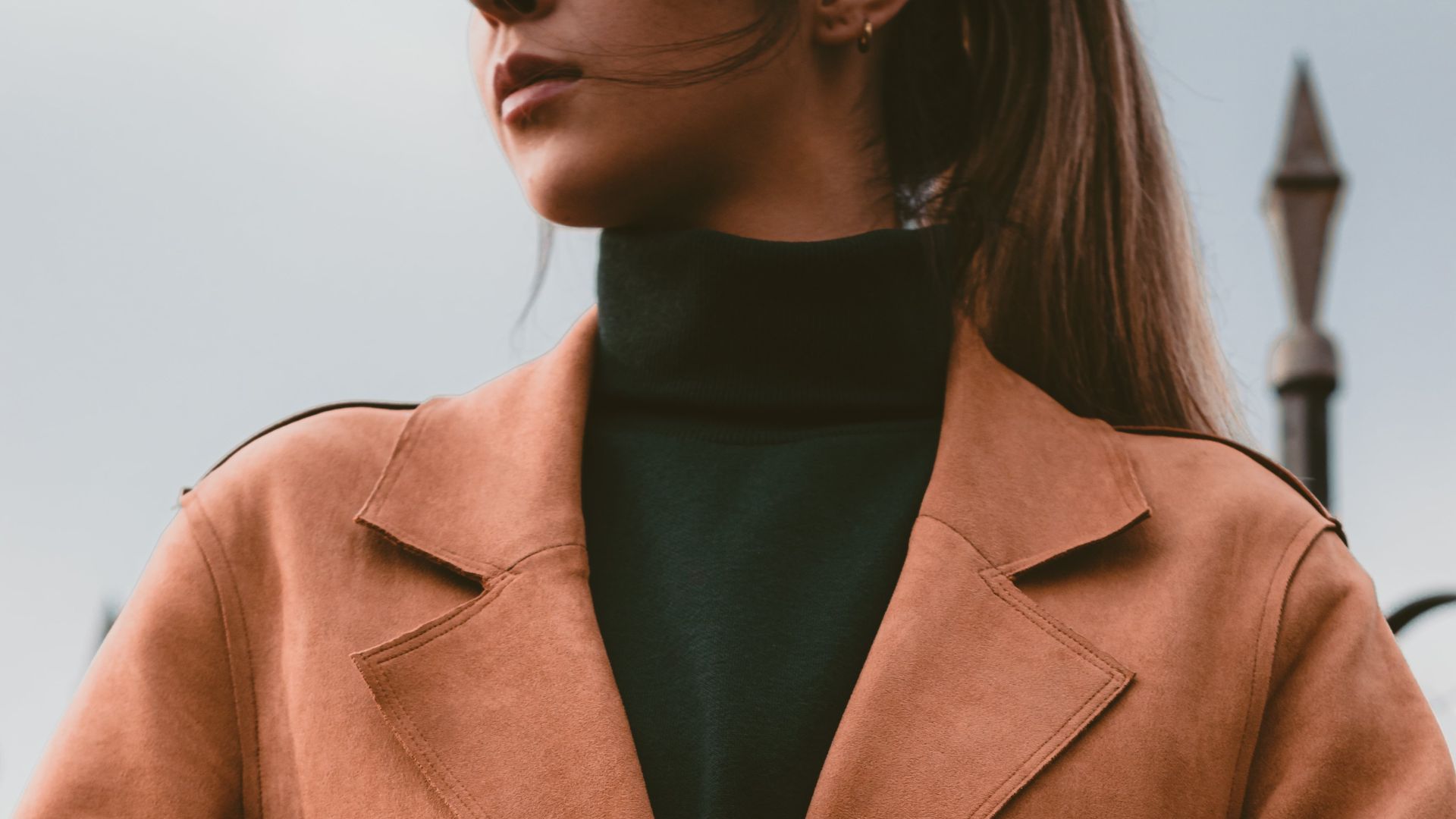 15. Manteaux couleur camel sur des tenues sombres