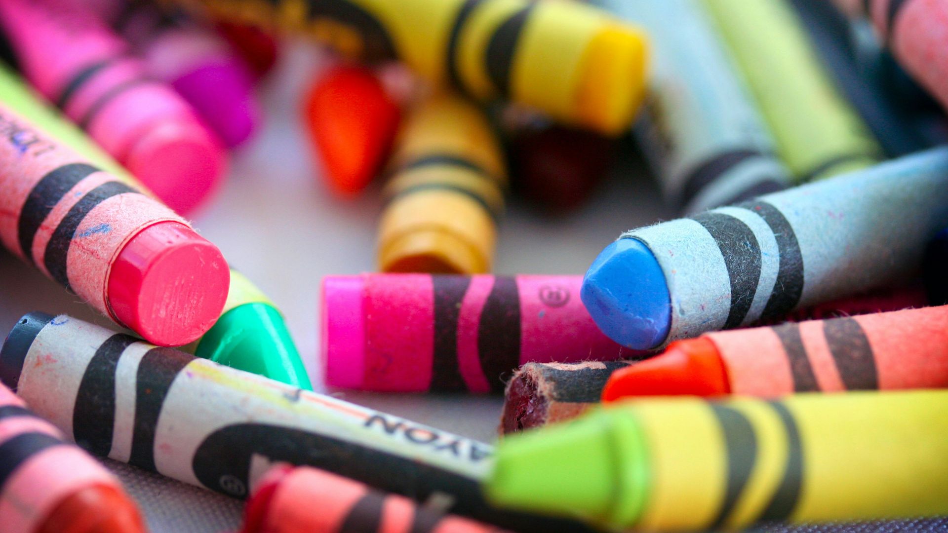 11. Crayons de couleur fondus