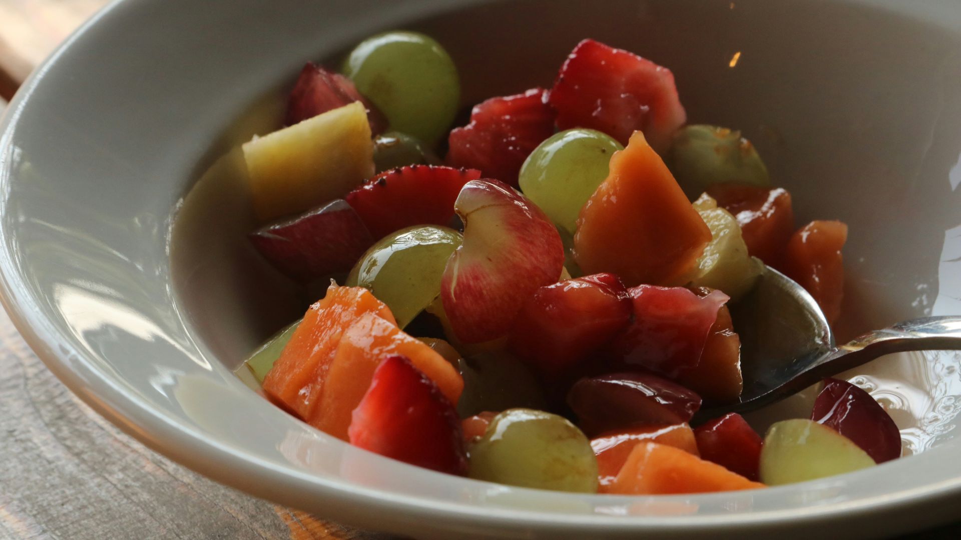 2. Couper les fruits dans un saladier