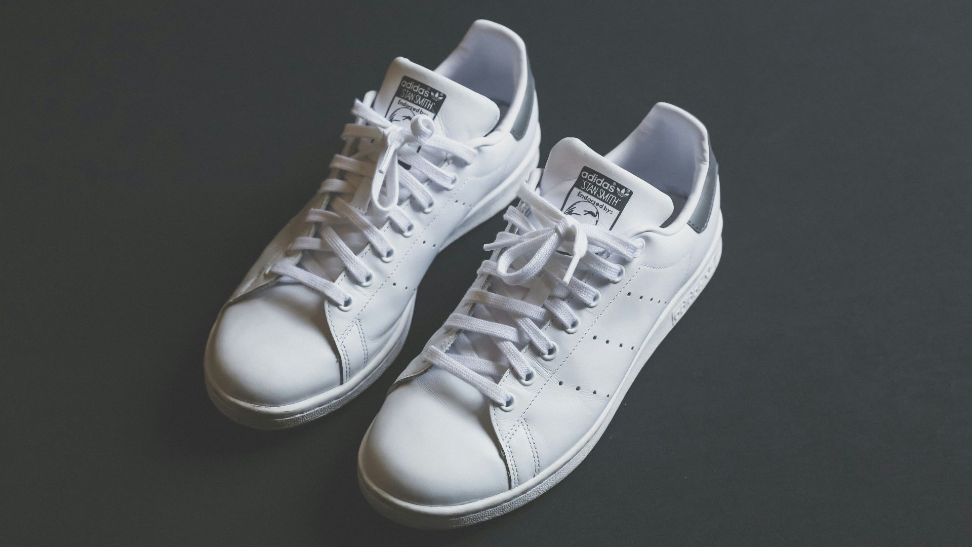 6. Baskets blanches