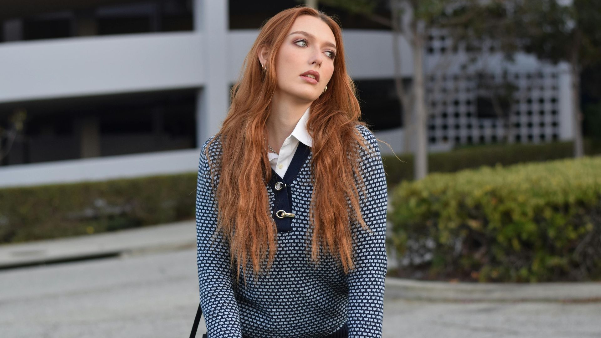 14. Le look « preppy » avec pull et mocassins