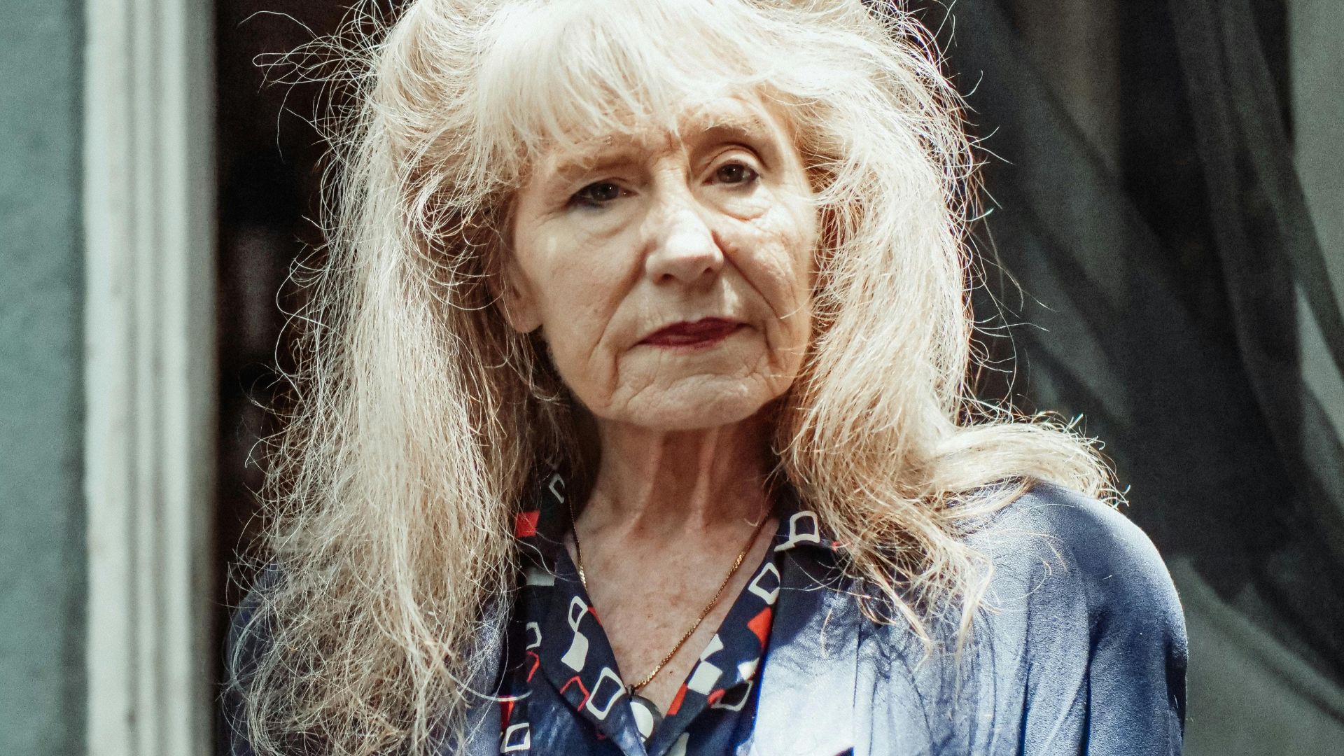 9. Cheveux gris trop longs, coupés au carré