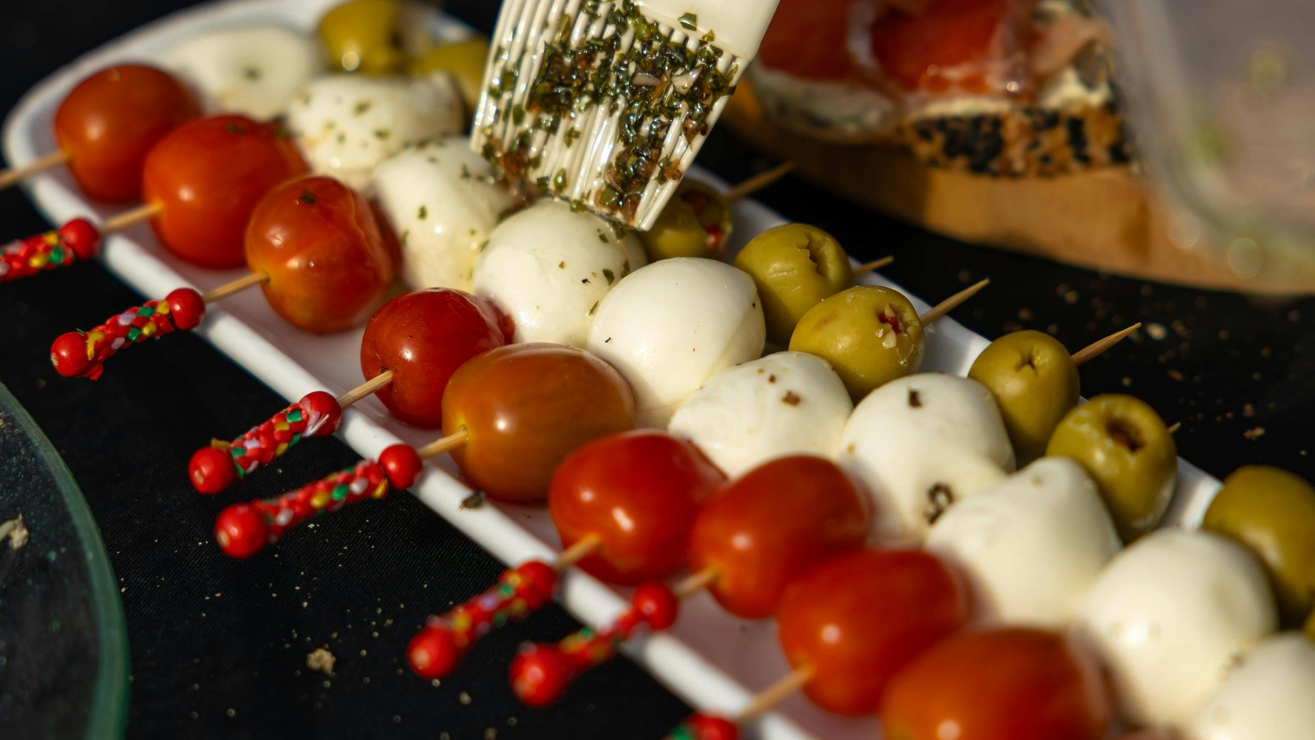 4. Brochettes caprese arrosées de vinaigre balsamique
