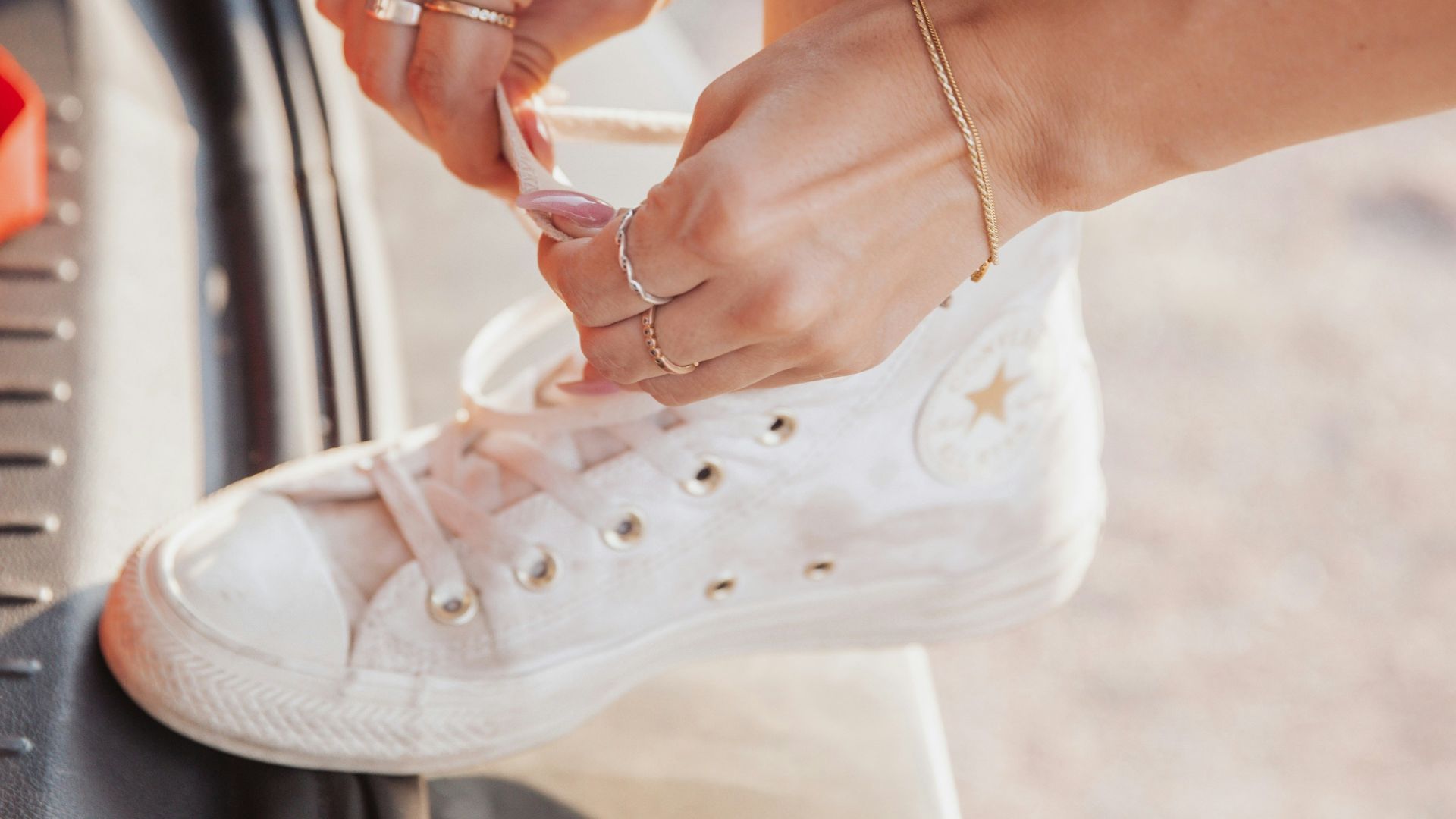 13. Des baskets blanches propres