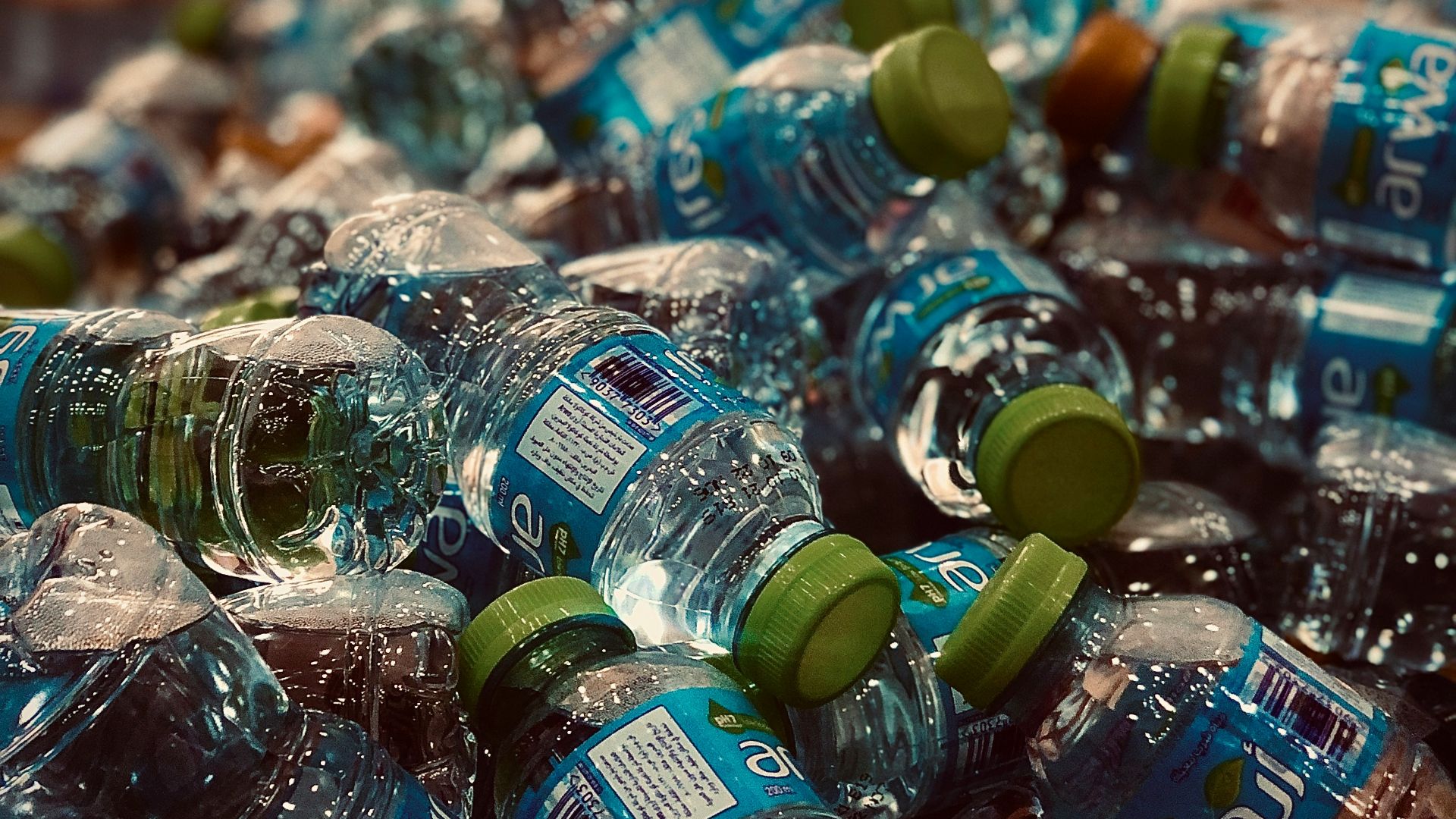 1. Sept bouteilles d'eau à moitié vides