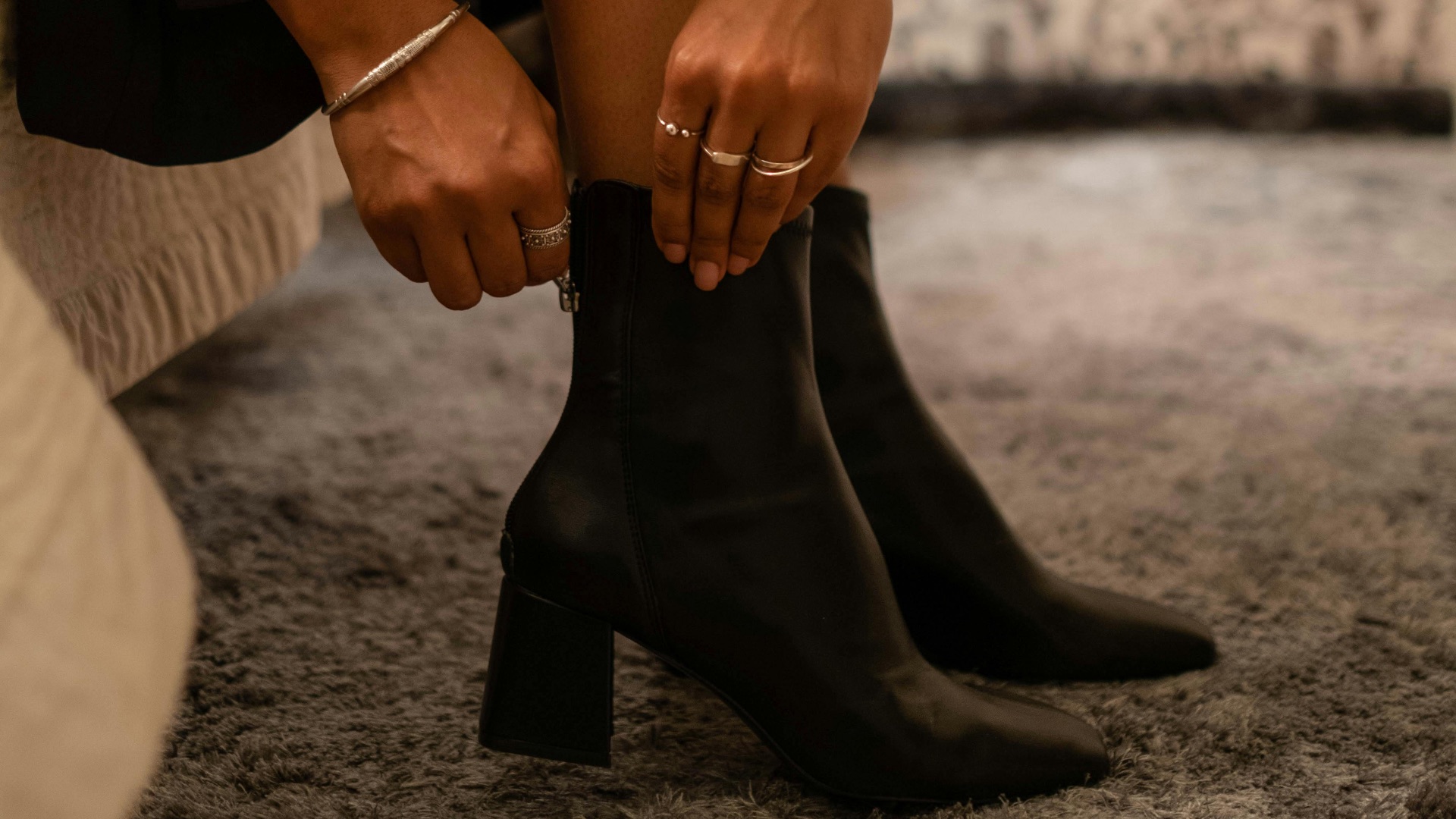 2. Des bottines avec une mini-robe décontractée
