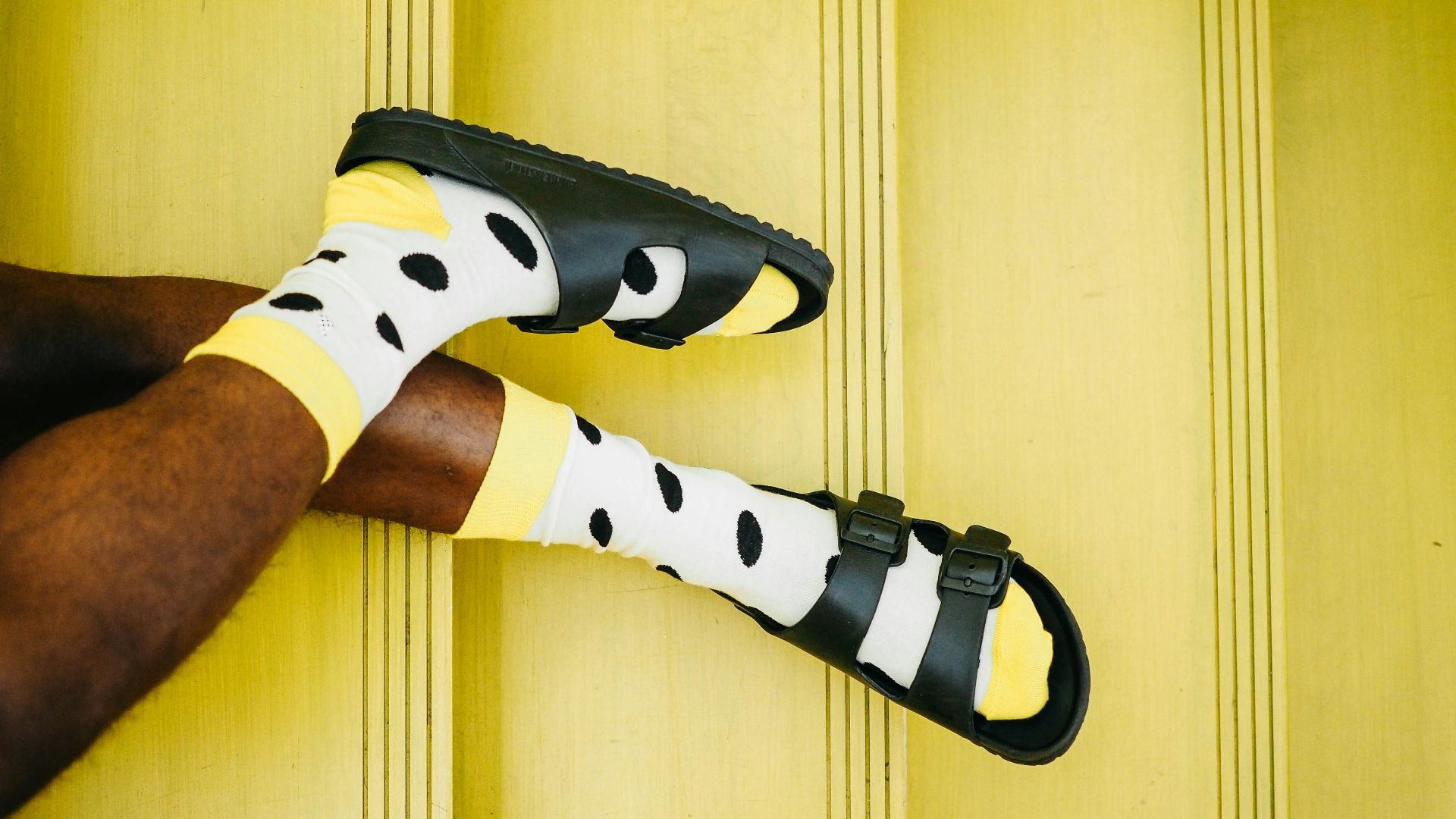 10. Porter des sandales avec des chaussettes en public