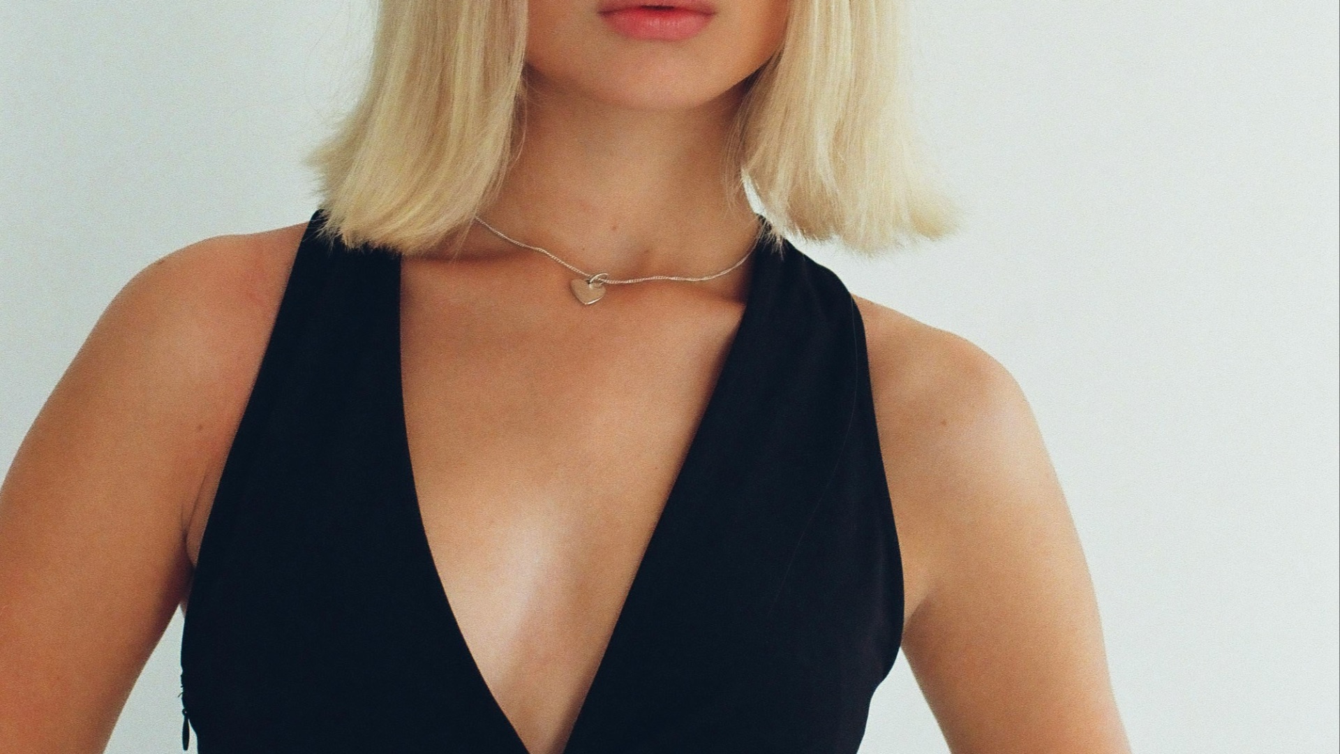 3. Choisir une tenue trop décolletée pour le lieu
