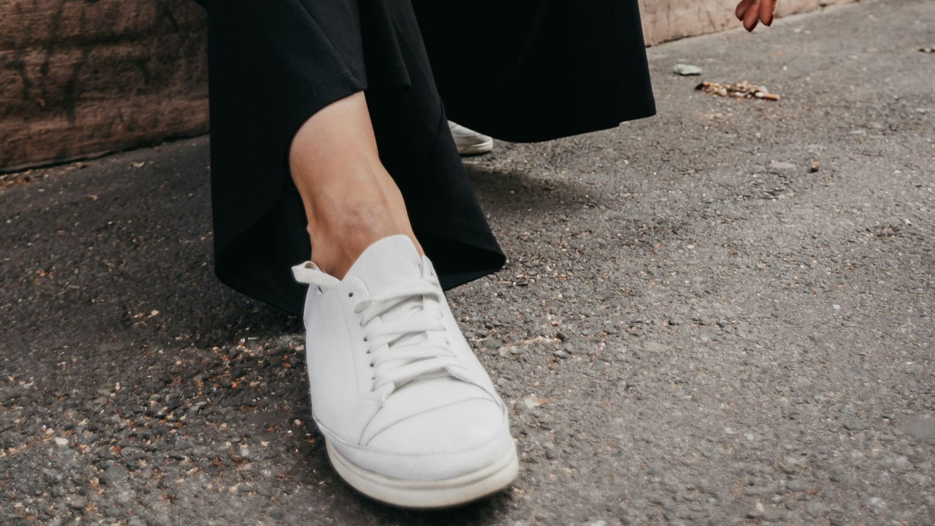 Baskets blanches avec tenue chic
