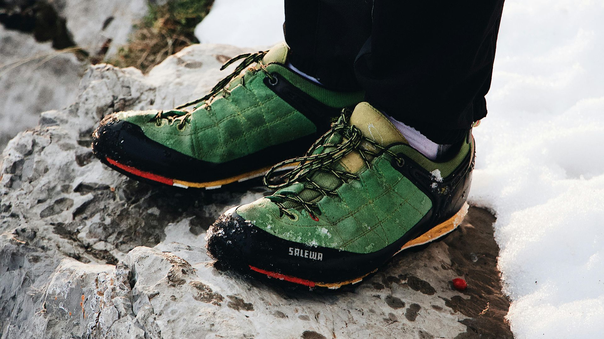 7. Des chaussures de randonnée avec des tenues de tous les jours