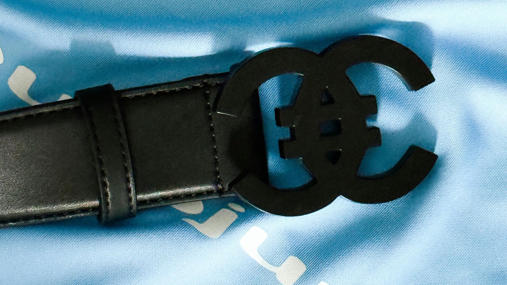 2. Ceintures à logo surdimensionné