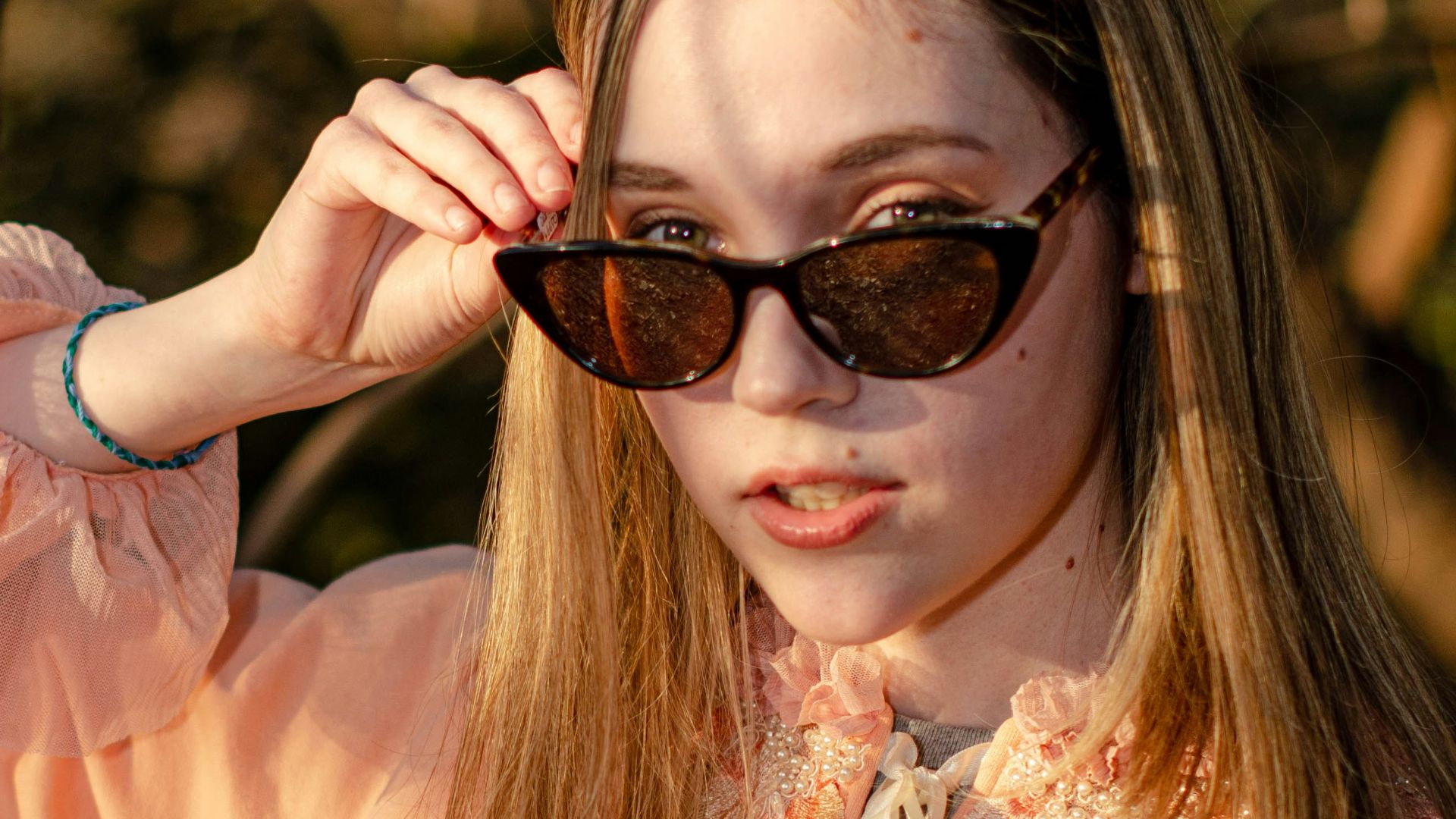 6. Porter des lunettes de soleil à l'intérieur en permanence