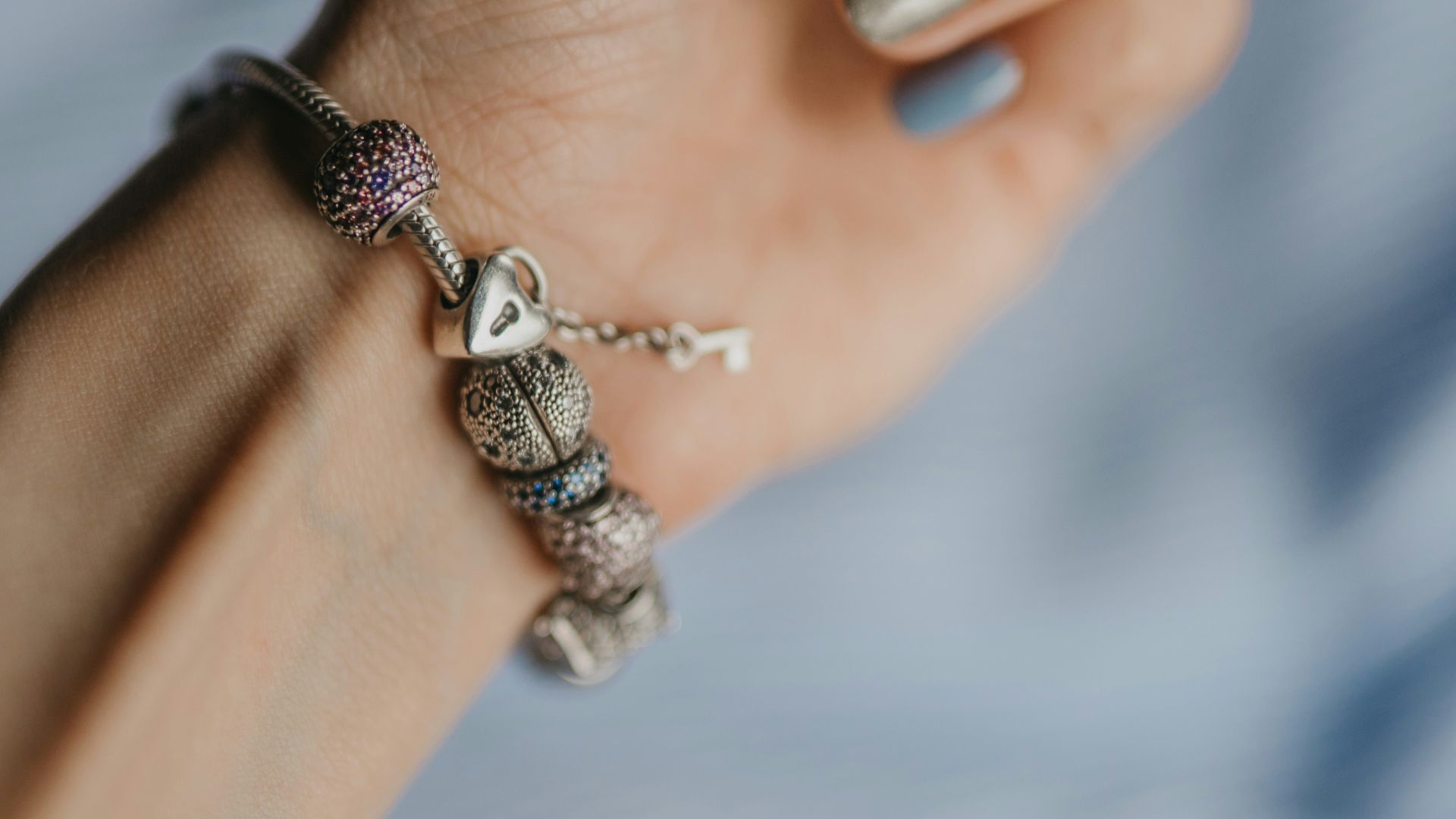 17. Bracelets à breloques