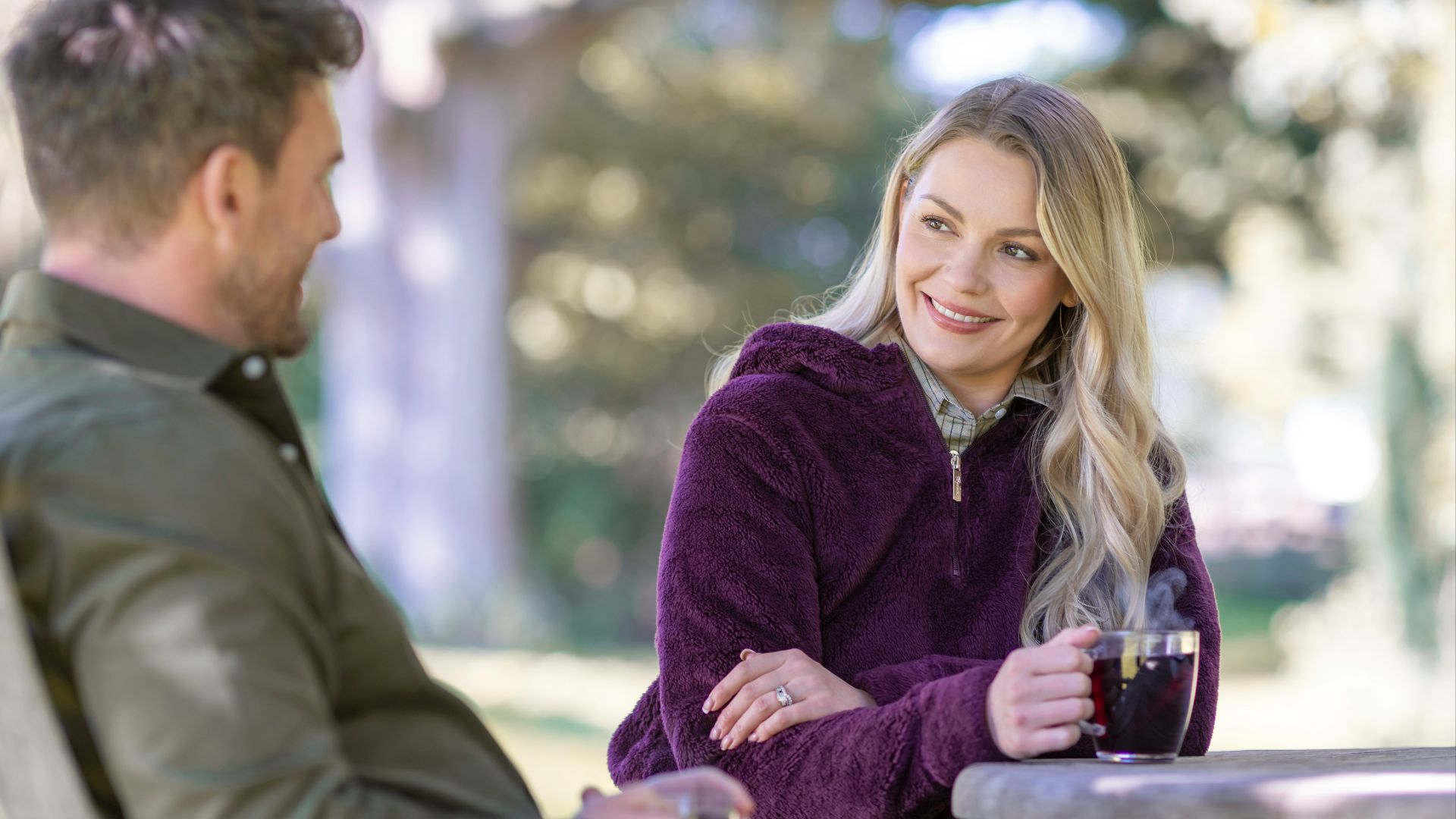 2. Ils pensent que le fait de sortir avec des femmes plus jeunes prouve leur valeur