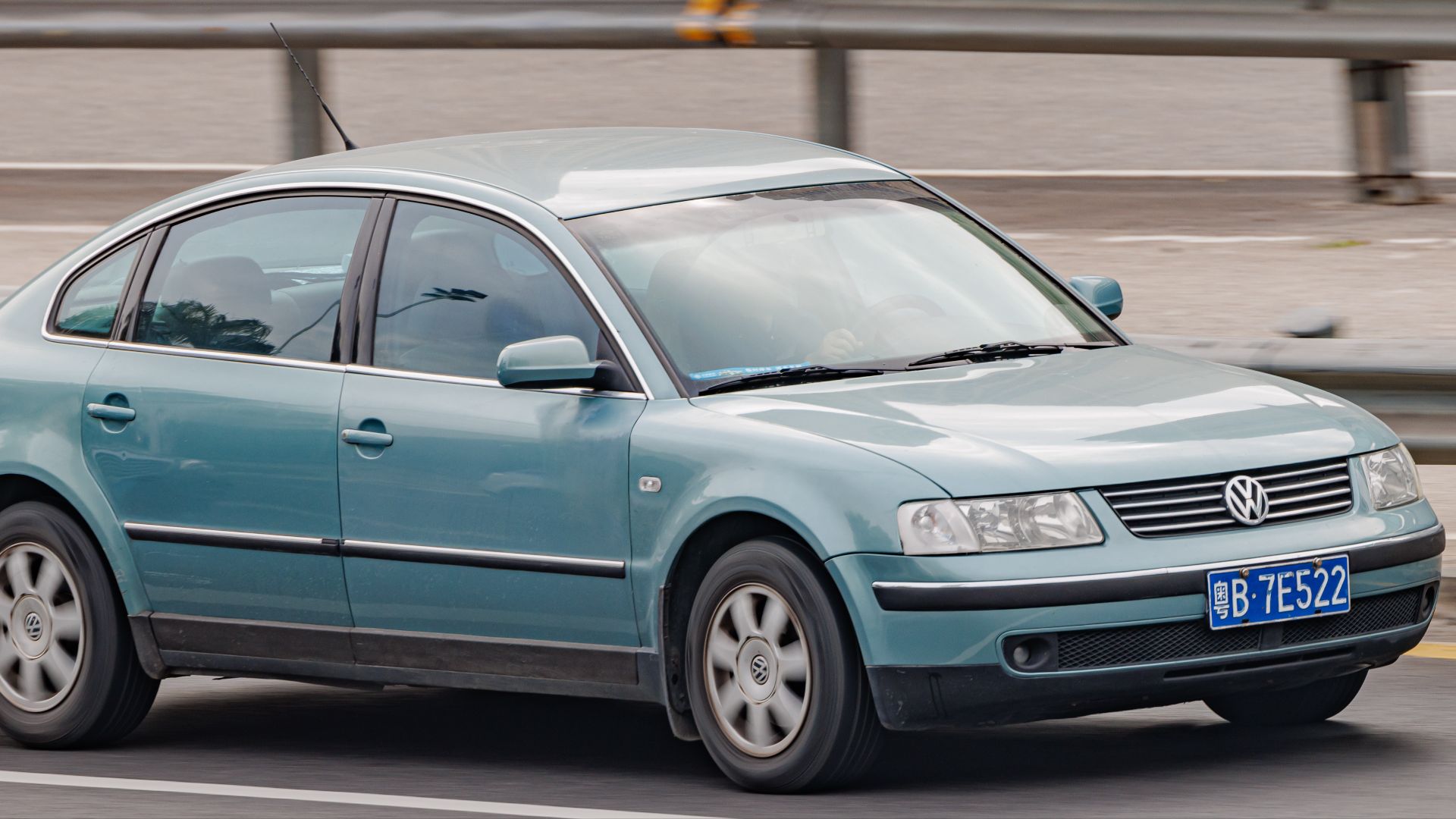 3. Volkswagen Passat W8