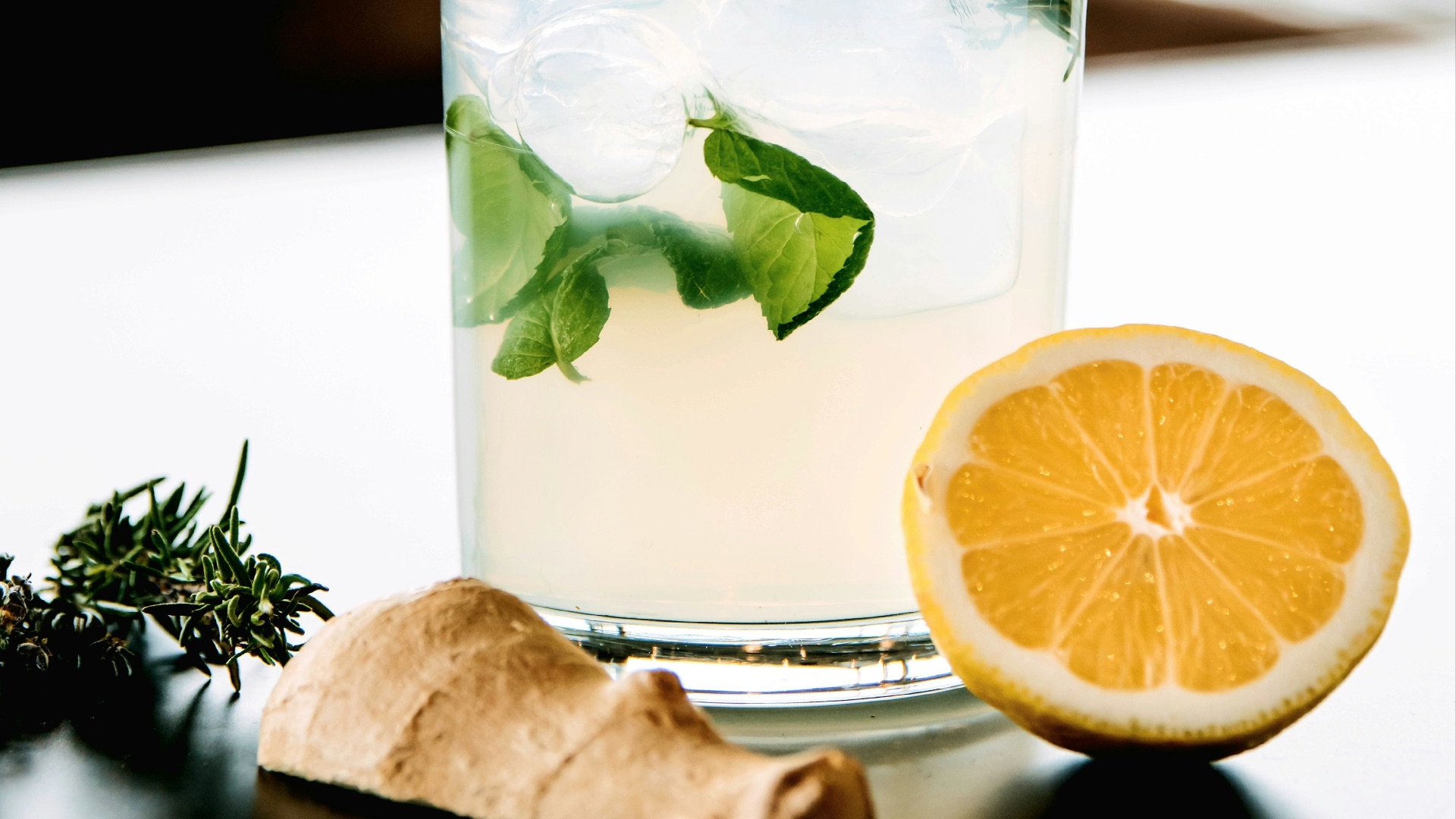 7. Ajoutez de la menthe fraîche ou du gingembre
