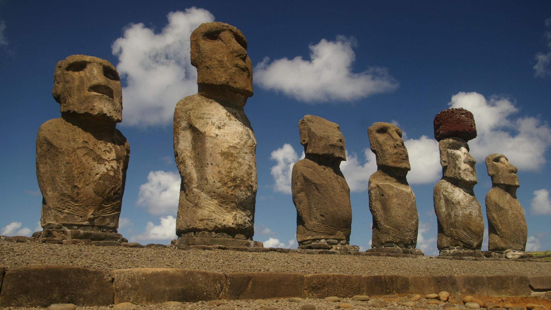 20. Les statues moai de l'île de Pâques