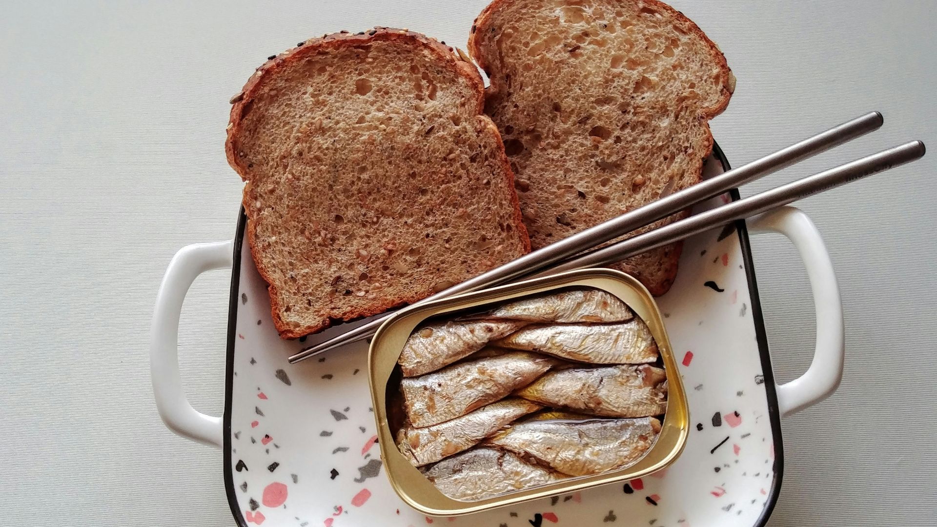 18. Sardines sur toast complet, accompagnées d'une salade