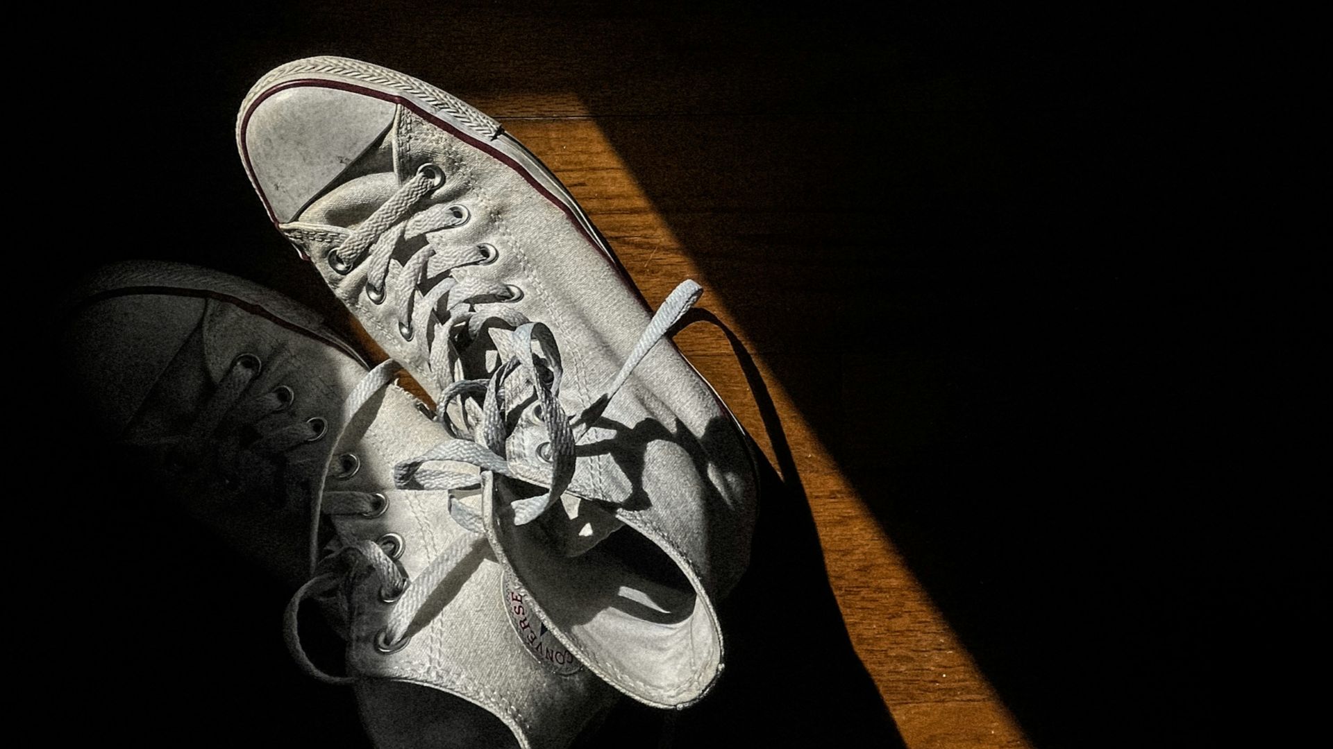 20. Les chaussures qui grincent, claquent ou claquent contre le sol