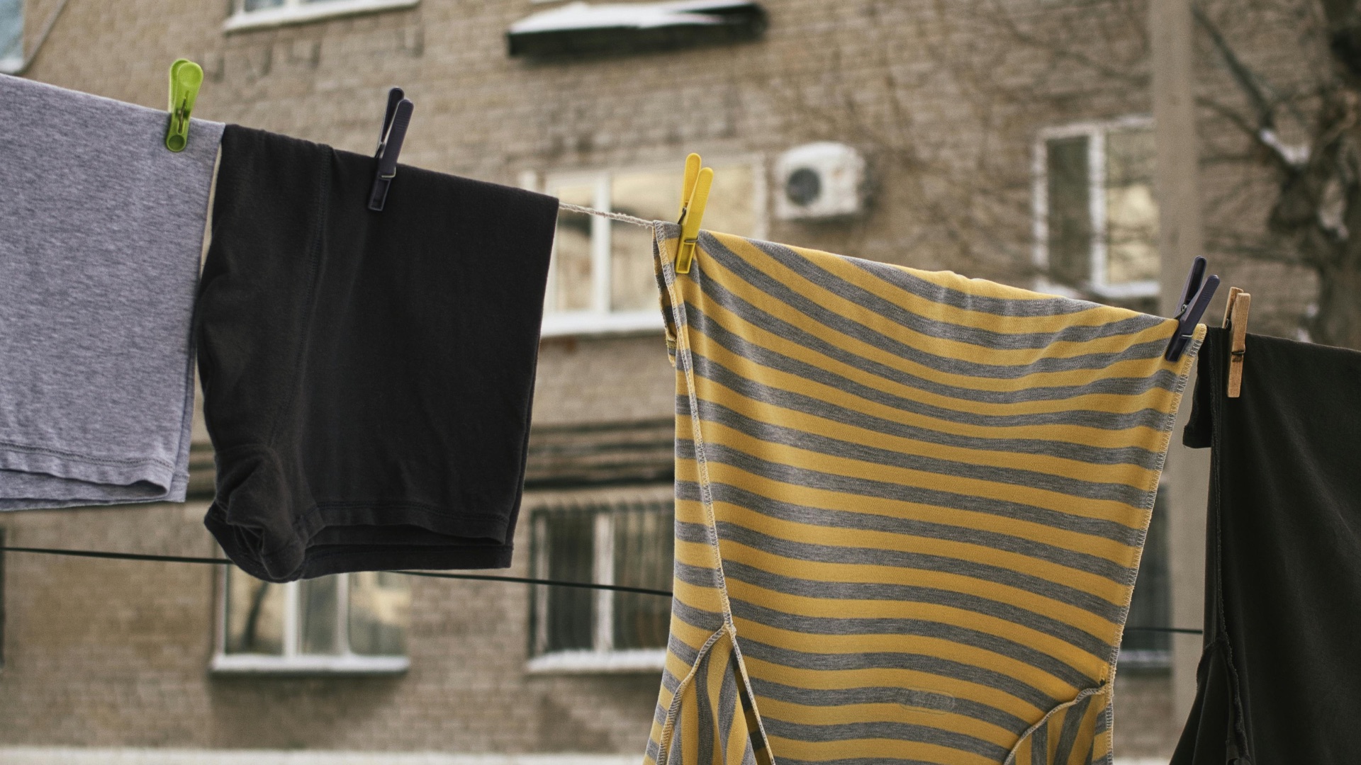 9. Les vêtements peuvent retenir les substances irritantes présentes à l'extérieur