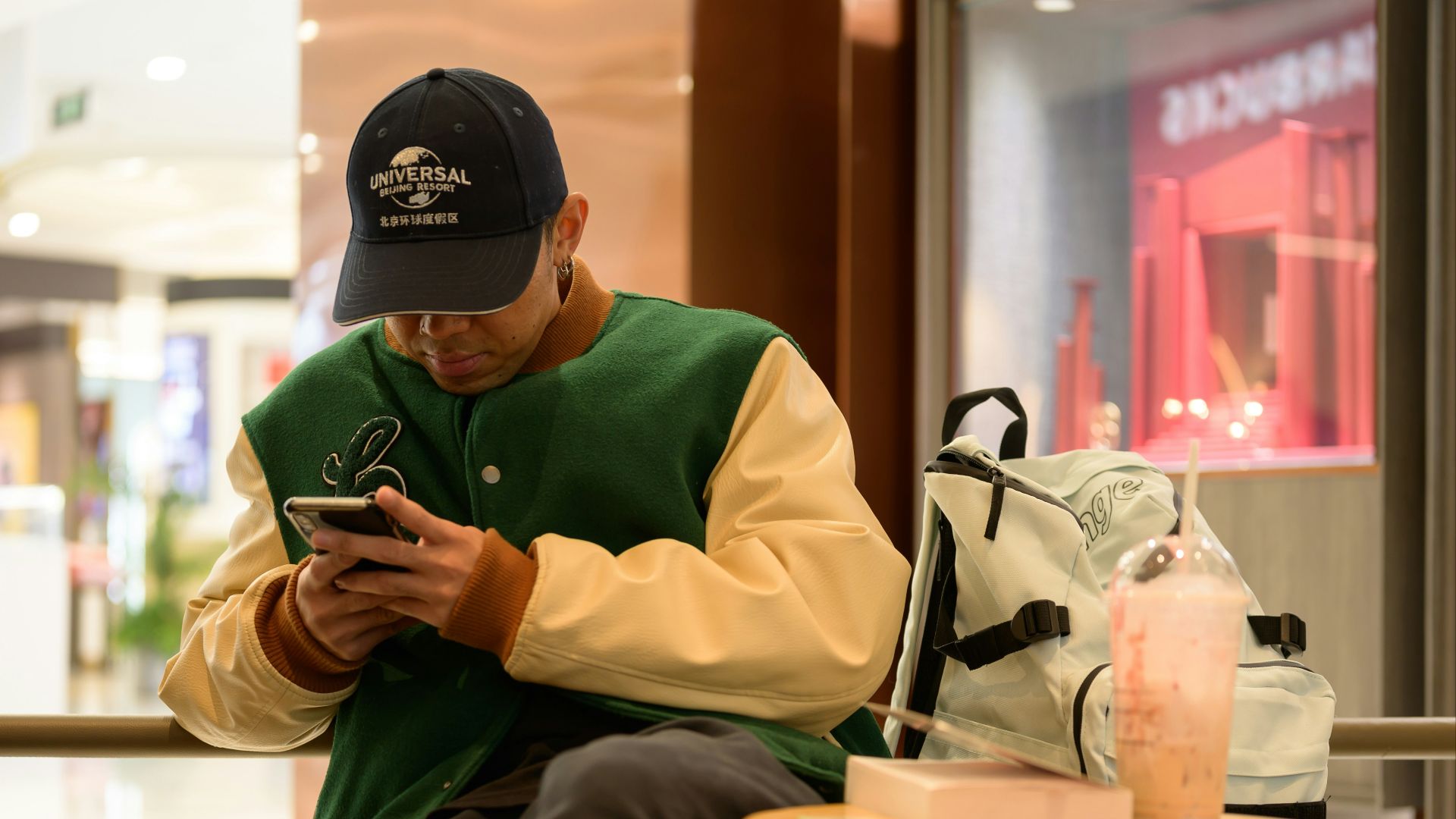 1. Tu gardes ton téléphone à portée de main sans raison particulière