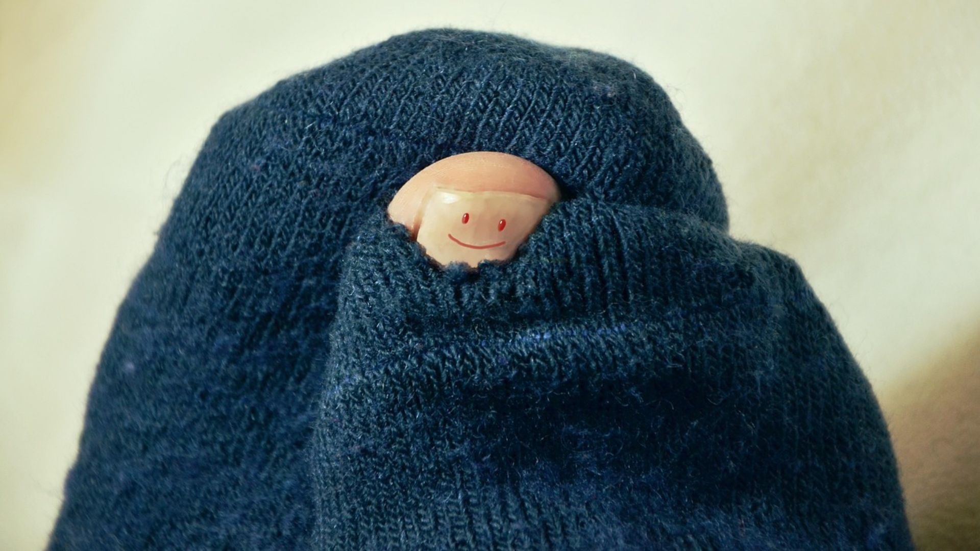 8. Chaussettes trouées