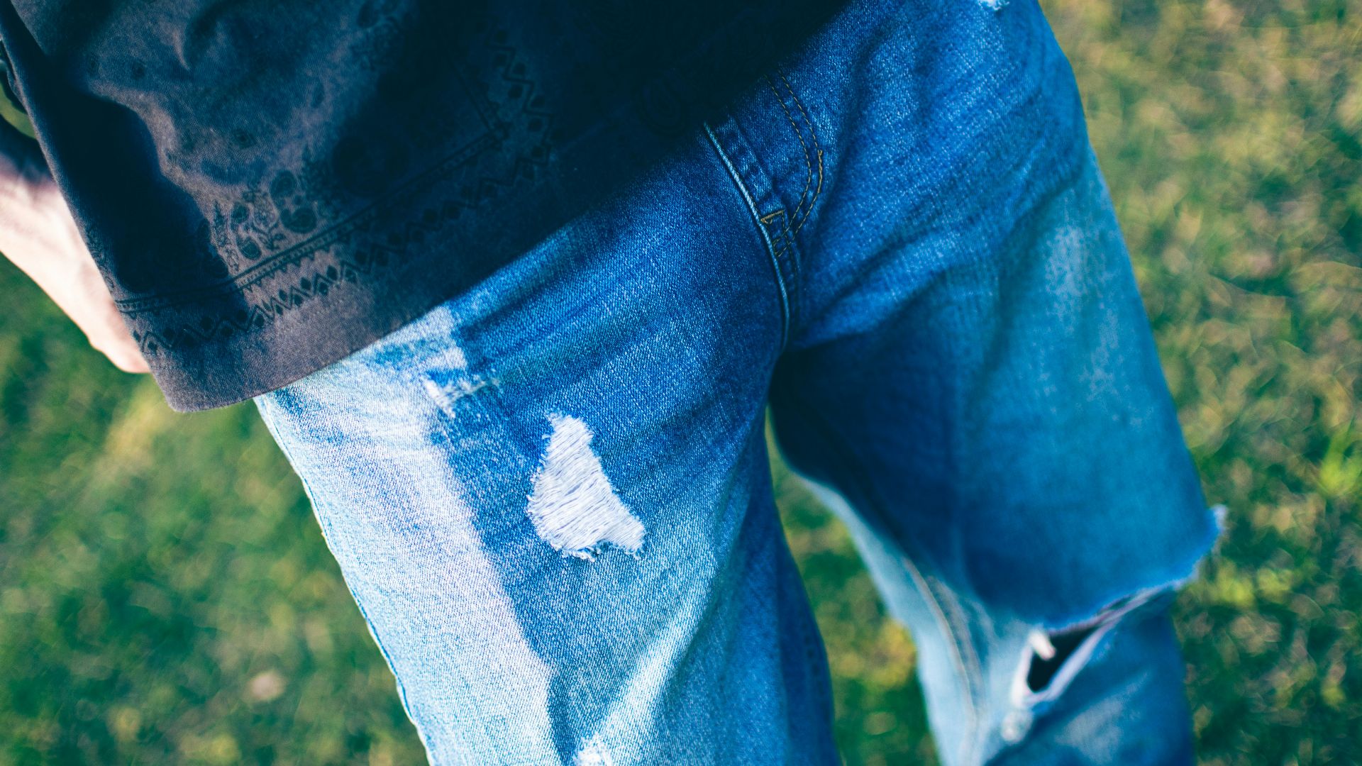 5. Jeans déchirés