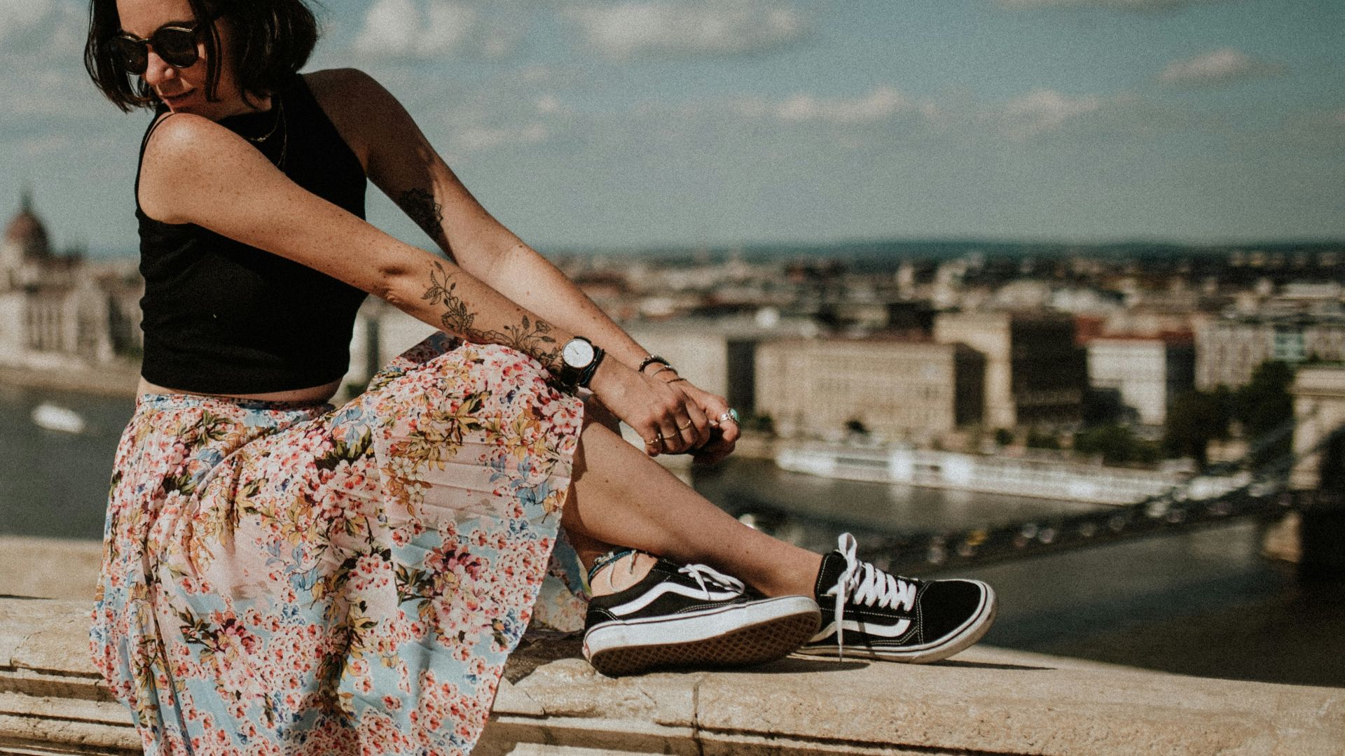 13. Une jupe avec des baskets