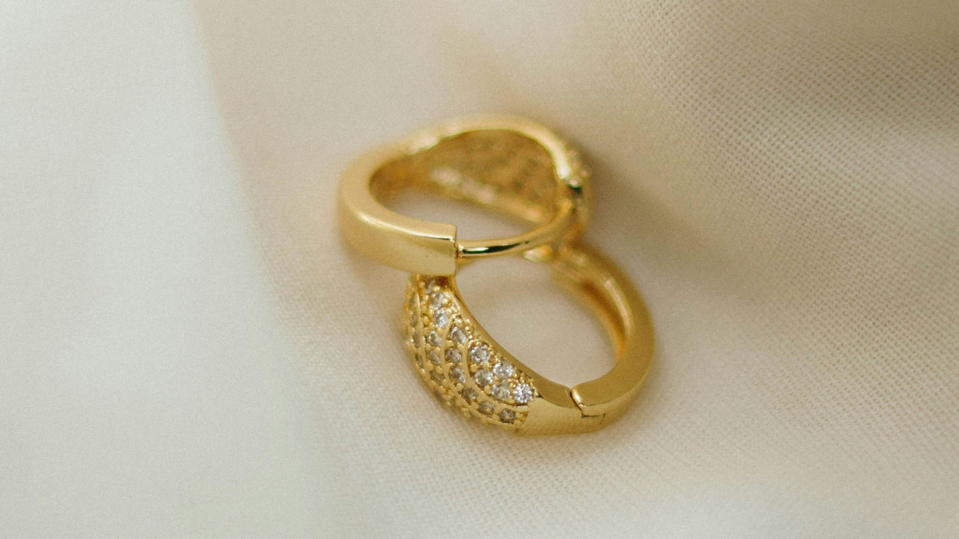 14. Boucles d'oreilles créoles en or