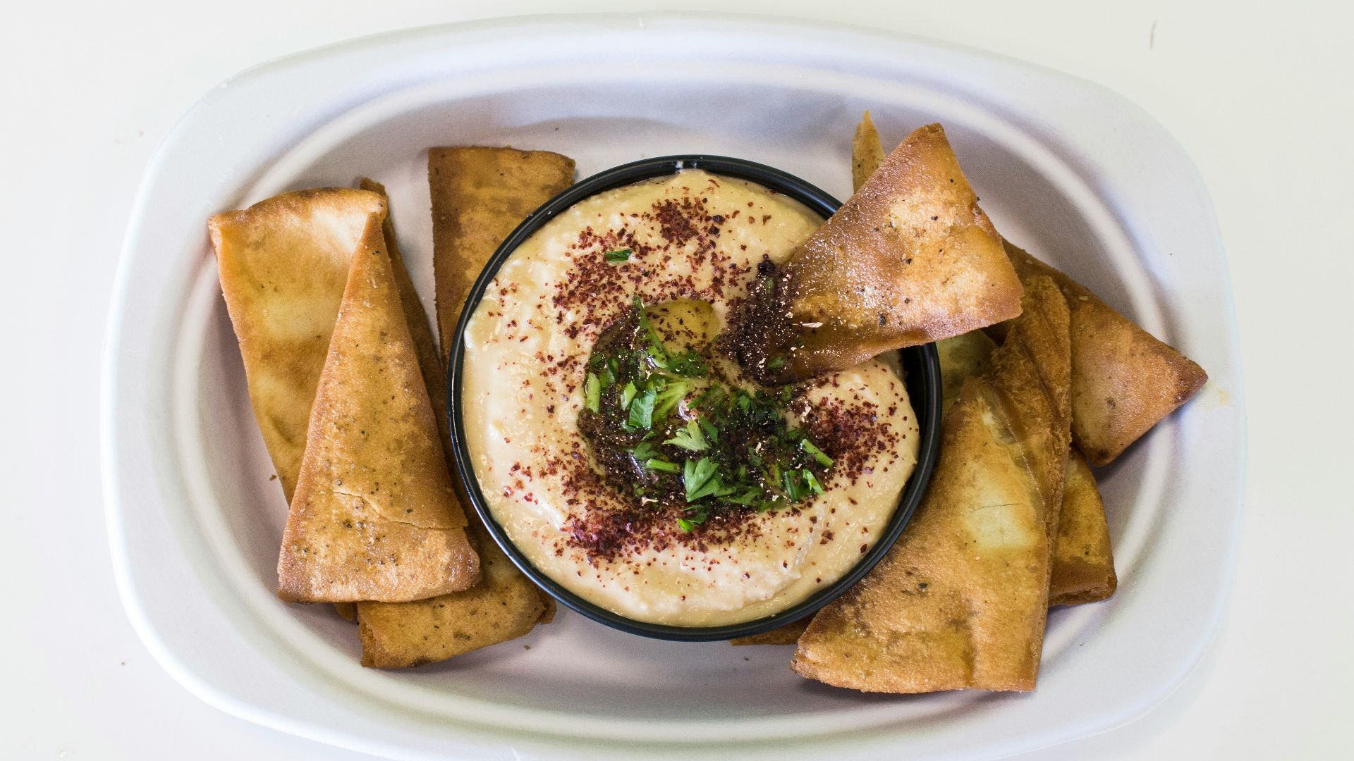 7. Assiette de houmous à la méditerranéenne