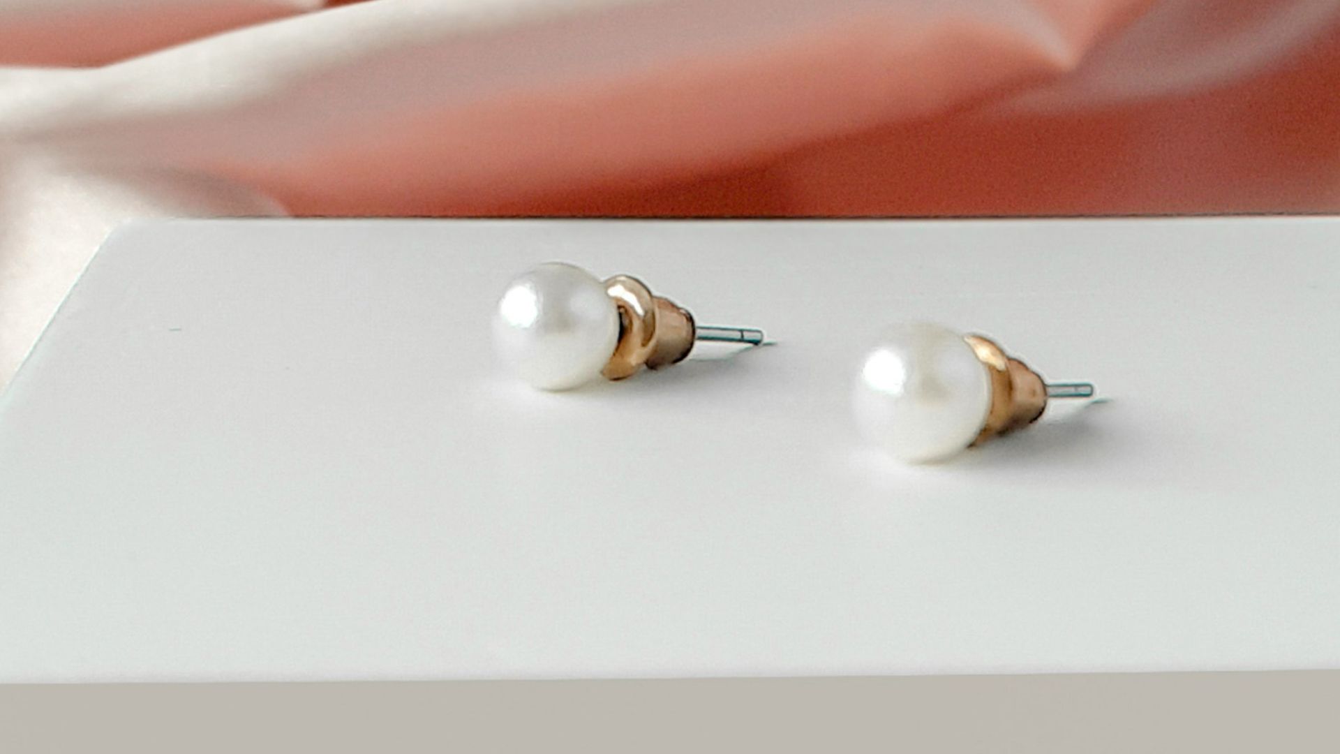 8. Boucles d'oreilles classiques en perles