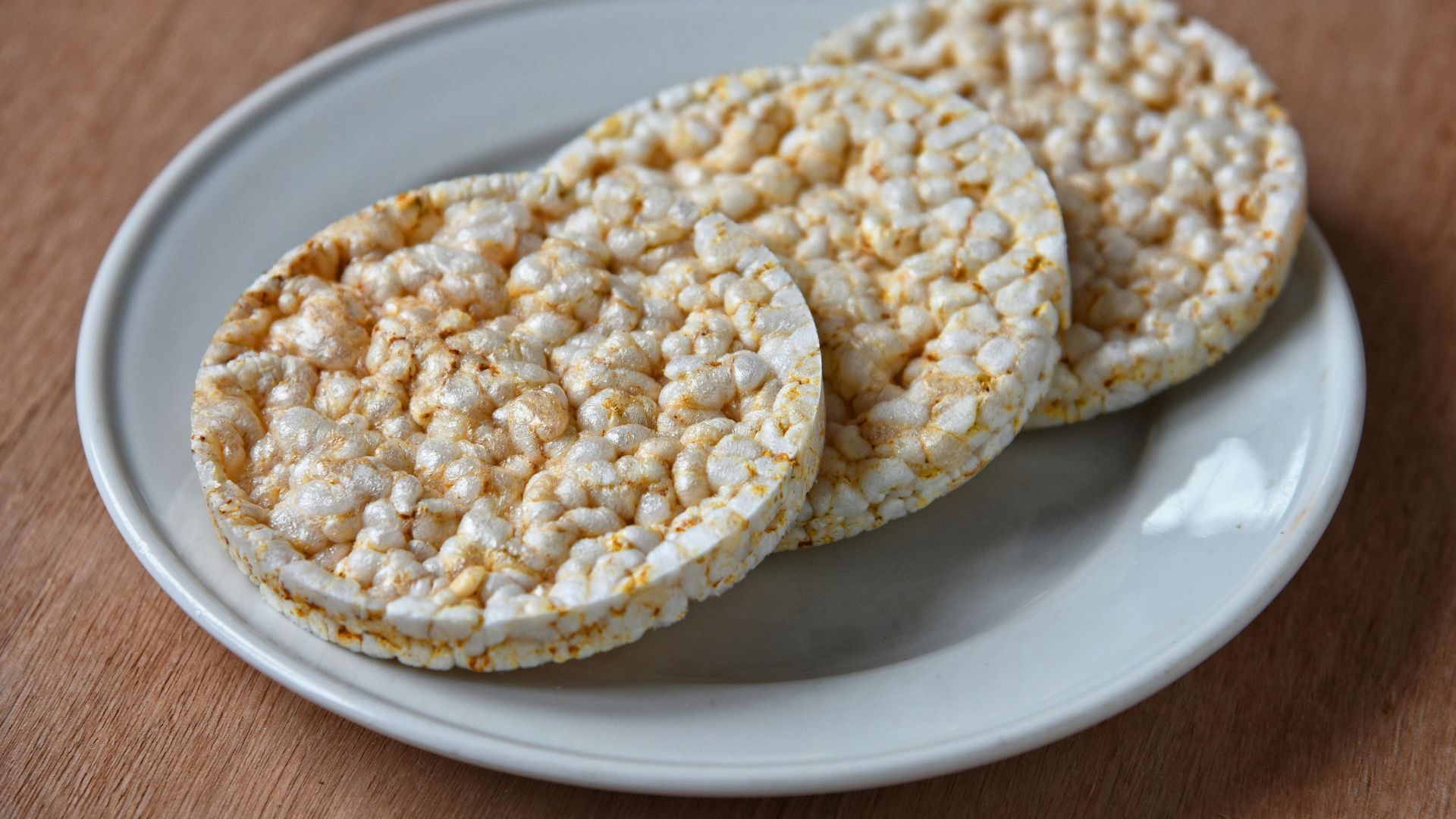 10. Galettes de riz accompagnées de garnitures légères