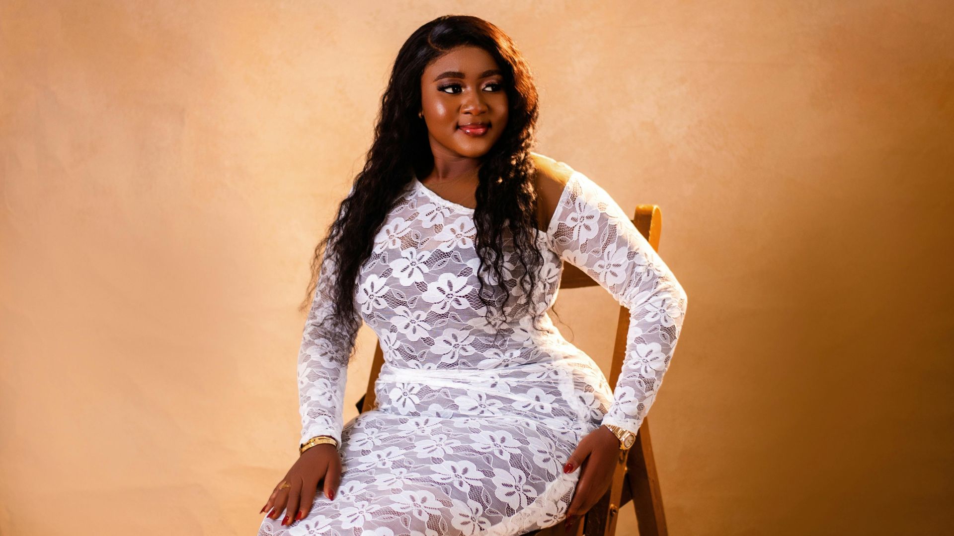 2. La robe longue en dentelle