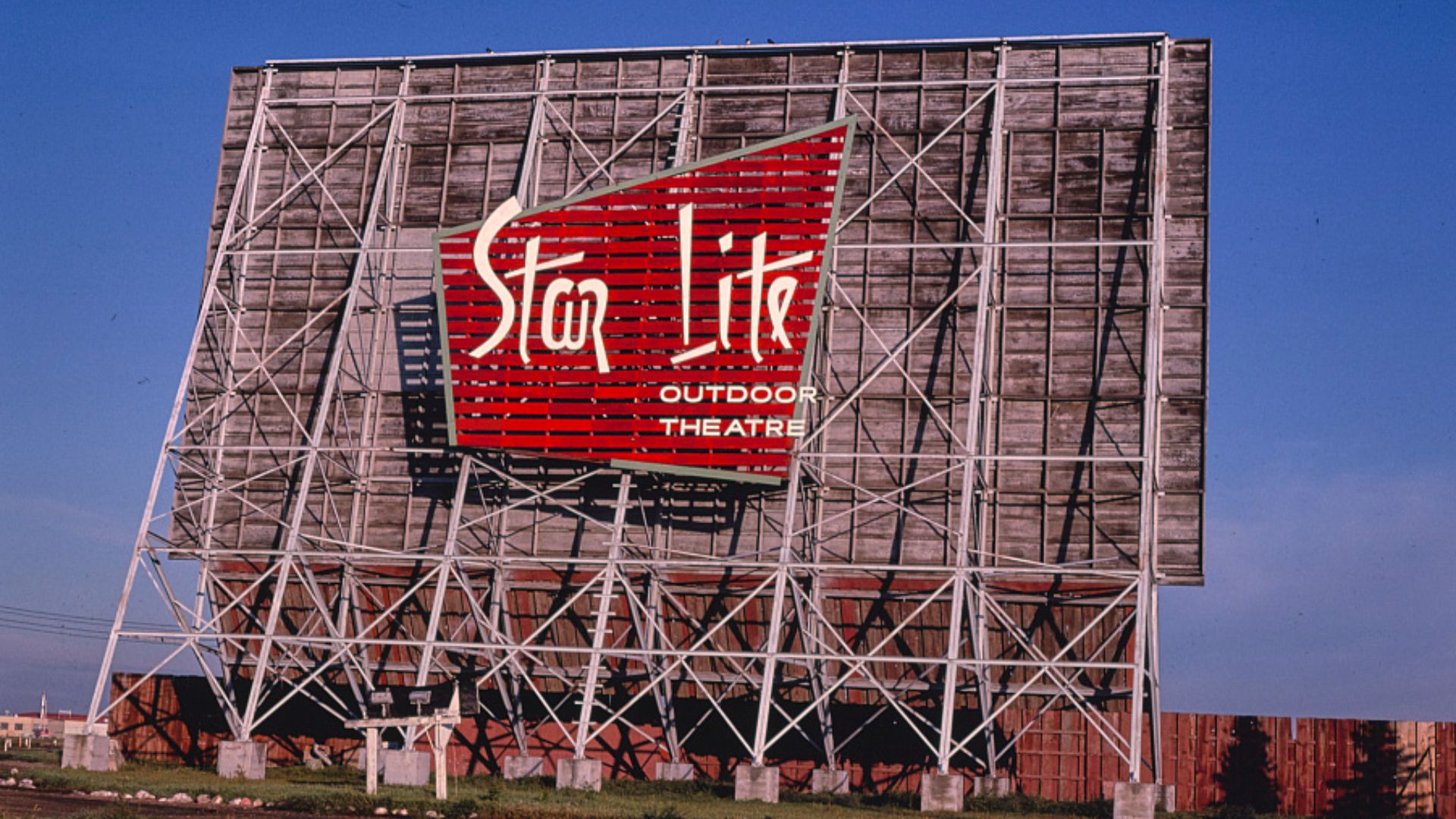 16. Van-Del Drive-In, Middle Point, Ohio