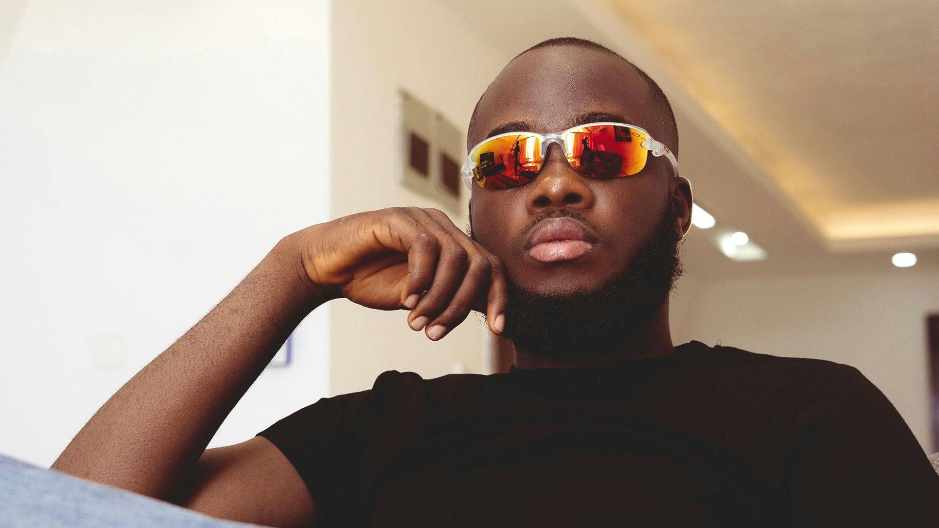 1. Le look « lunettes de soleil à l'intérieur »