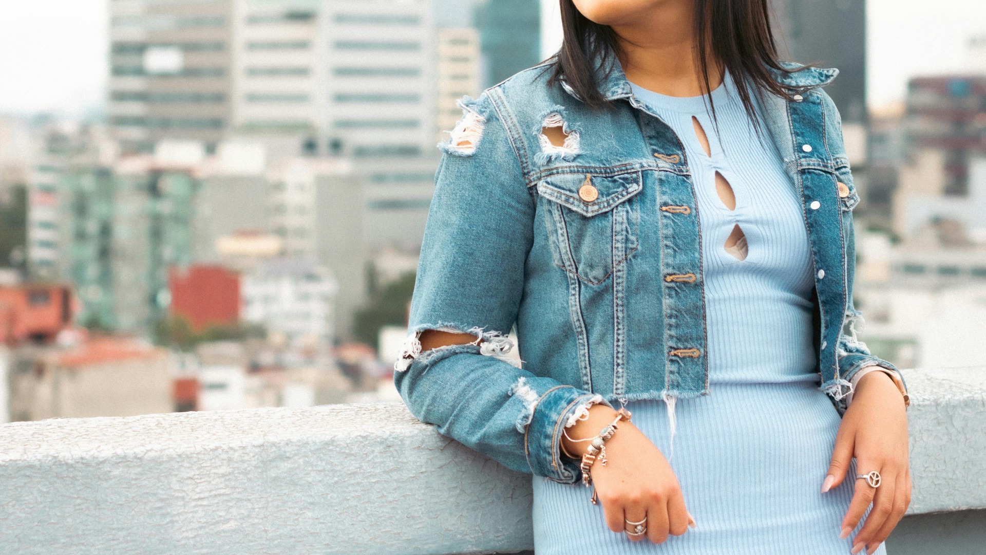 6. Une veste en jean avec une jupe et un t-shirt moulant