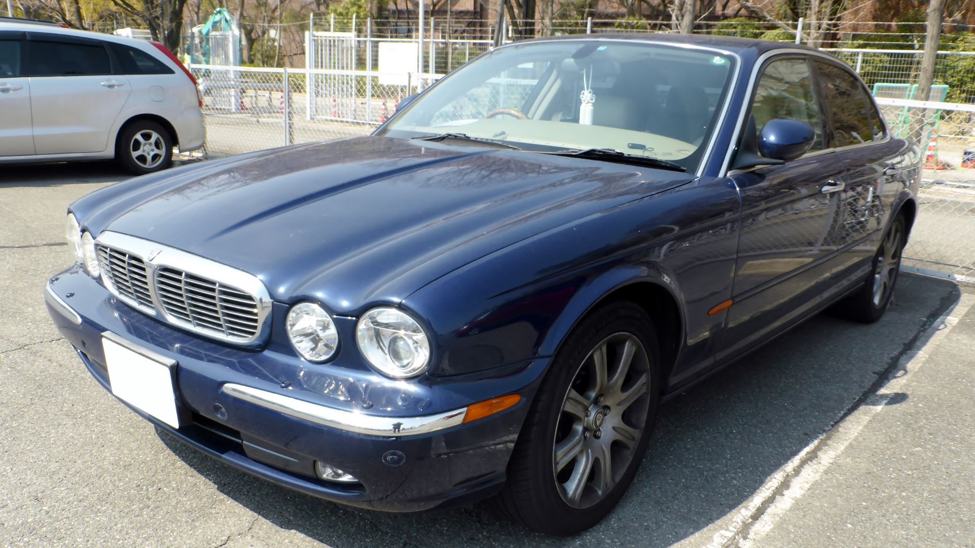 6. Jaguar X350 XJ