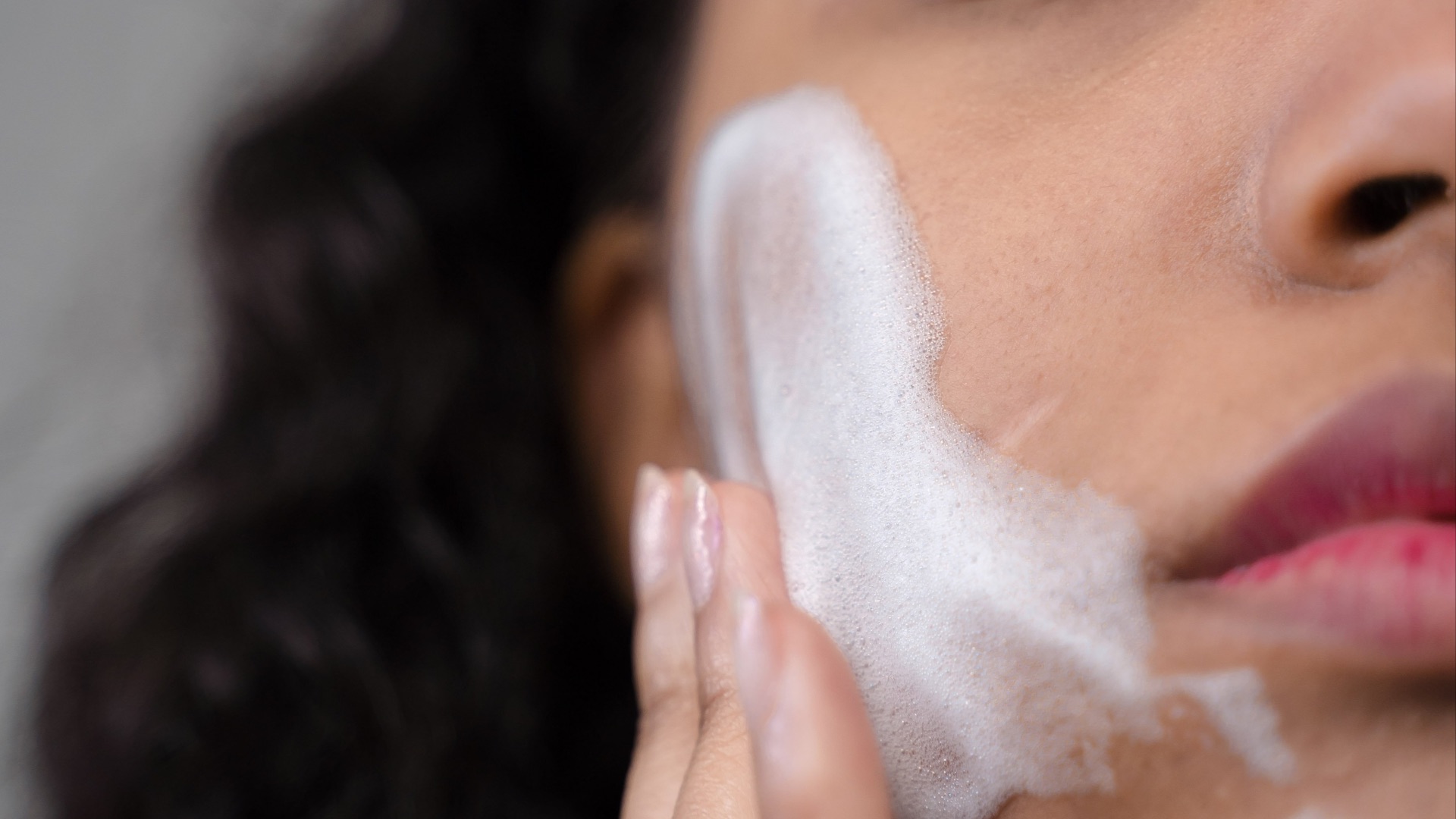 2. Optez pour un nettoyant doux qui n'agresse pas la peau