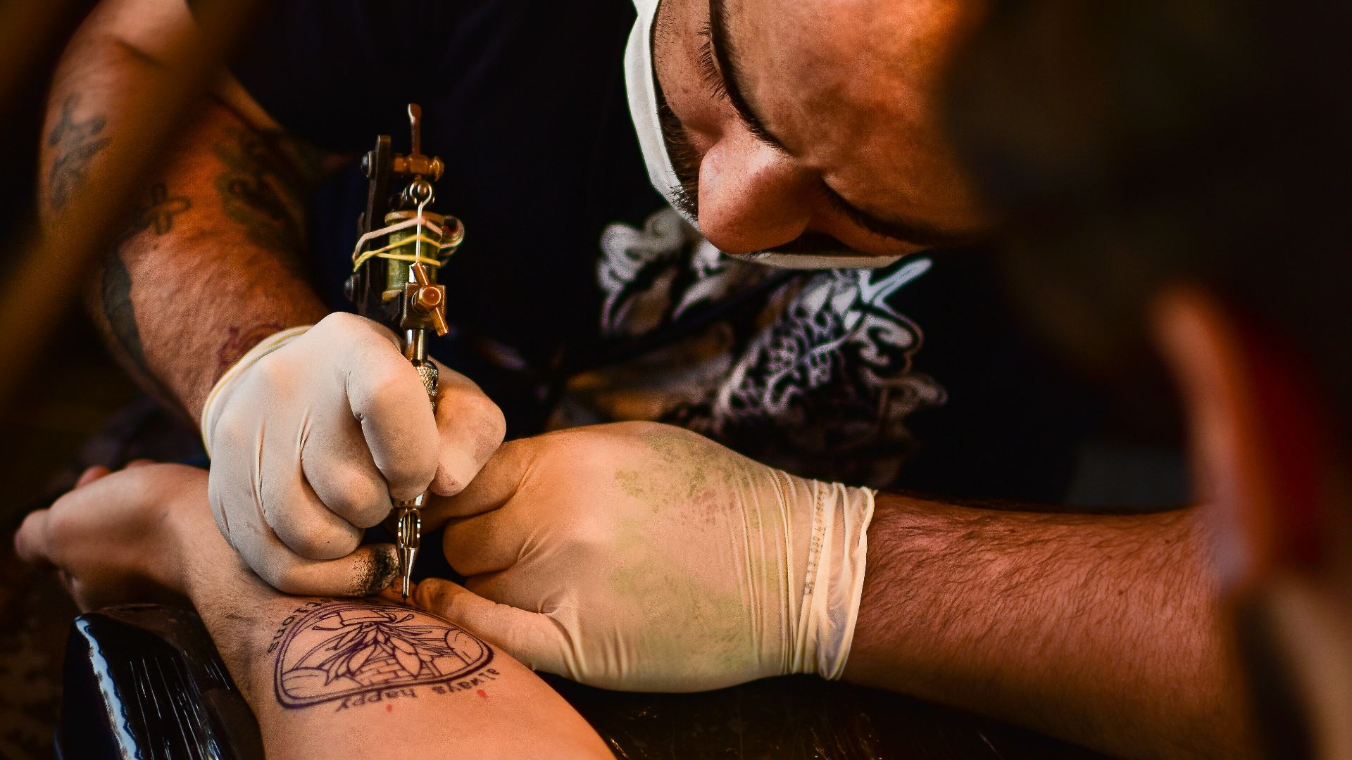 16. Un tatouage représentant une arme à un endroit bien visible
