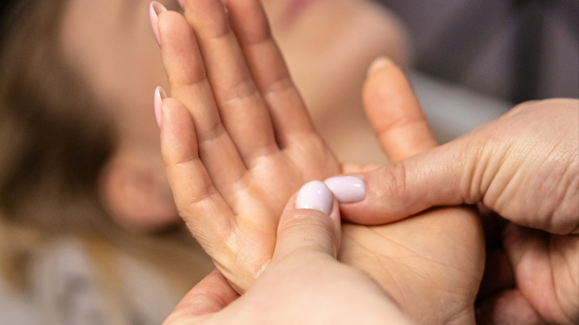 6. Offrez-vous de petits massages des mains