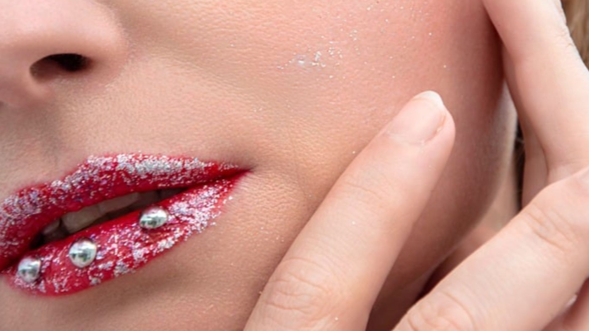 12. Bijoux de visage imposants