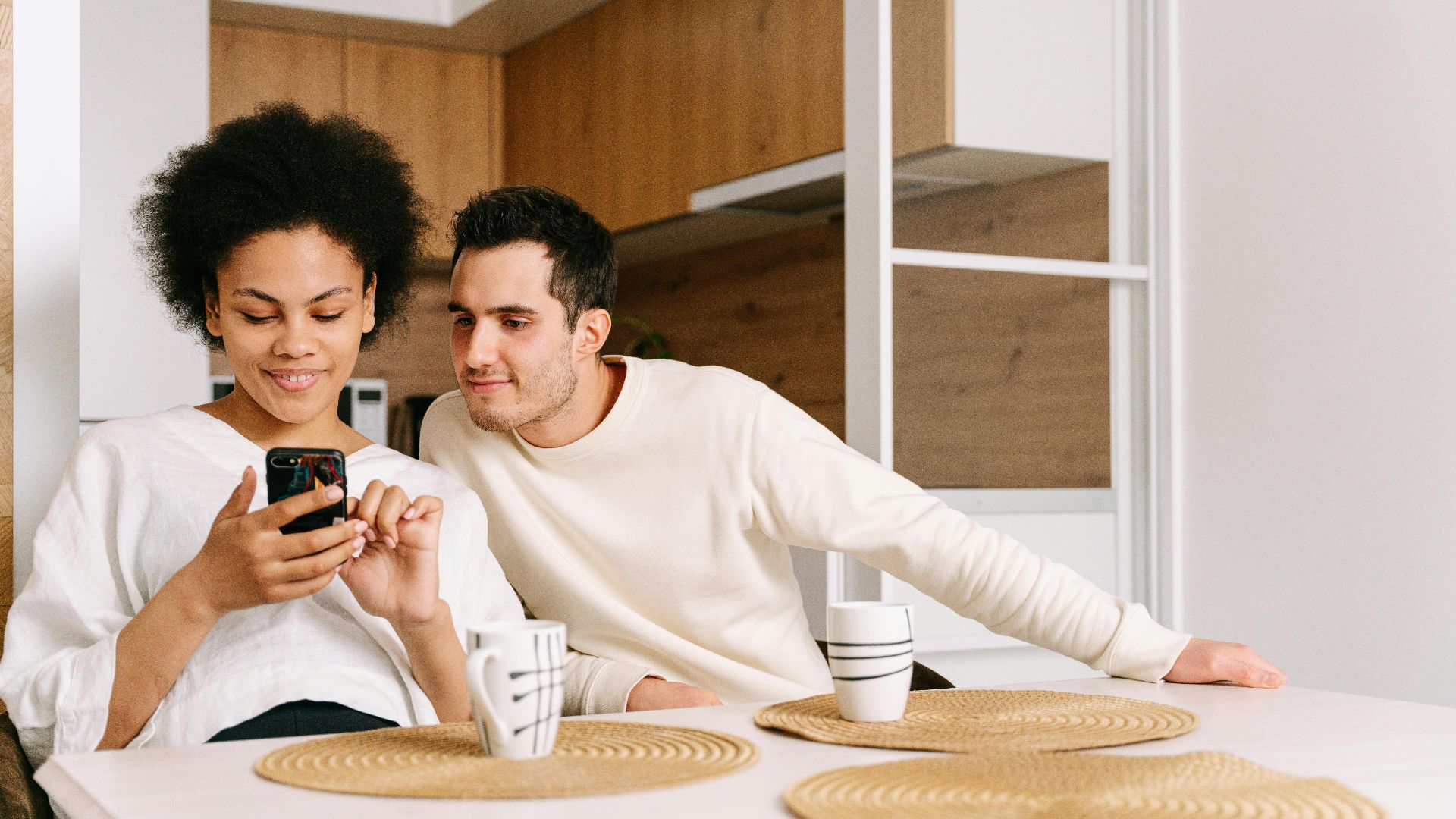 16. Ils font des petites remarques sur ton téléphone
