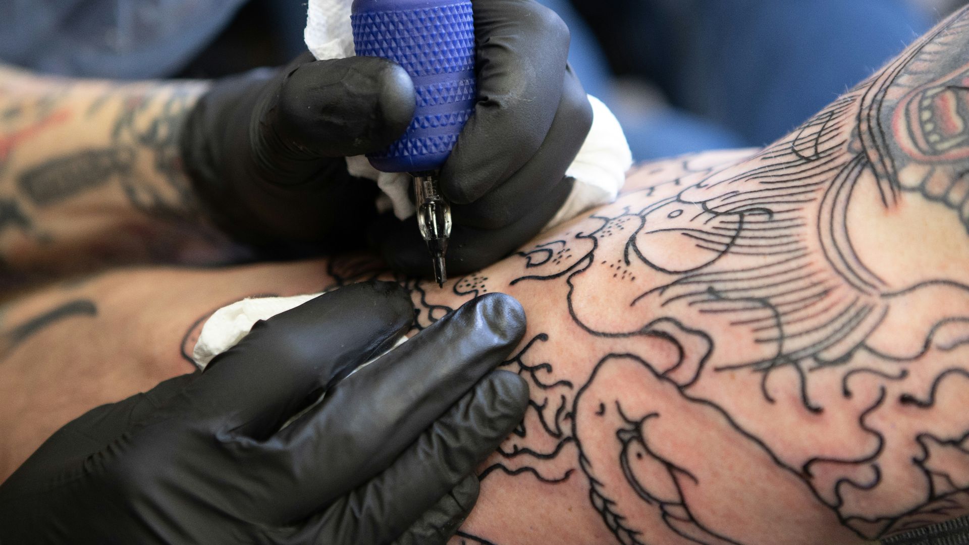 20. Un tatouage de lèvres rouges au hasard