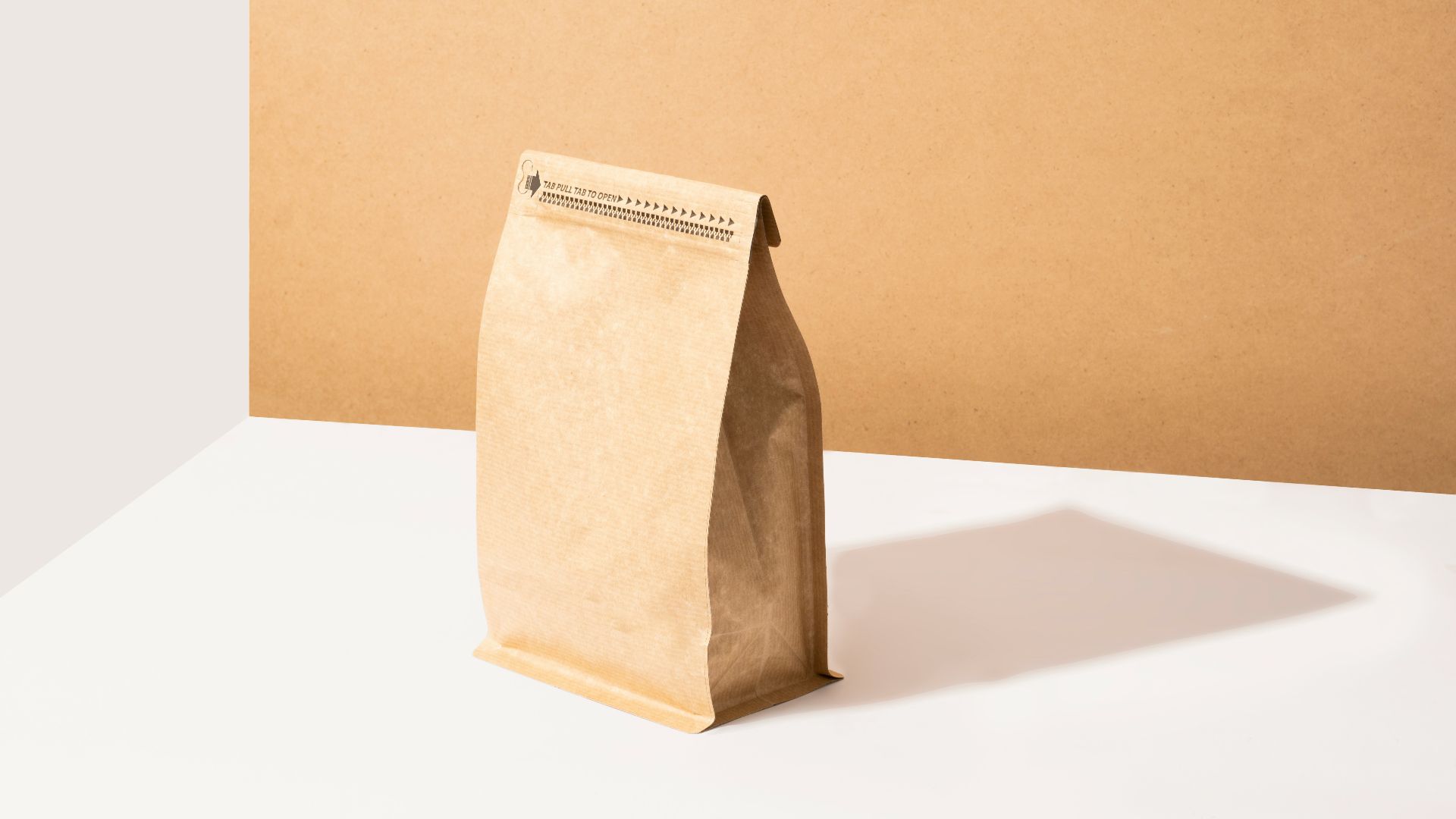 18. Le sac en papier à fond plat