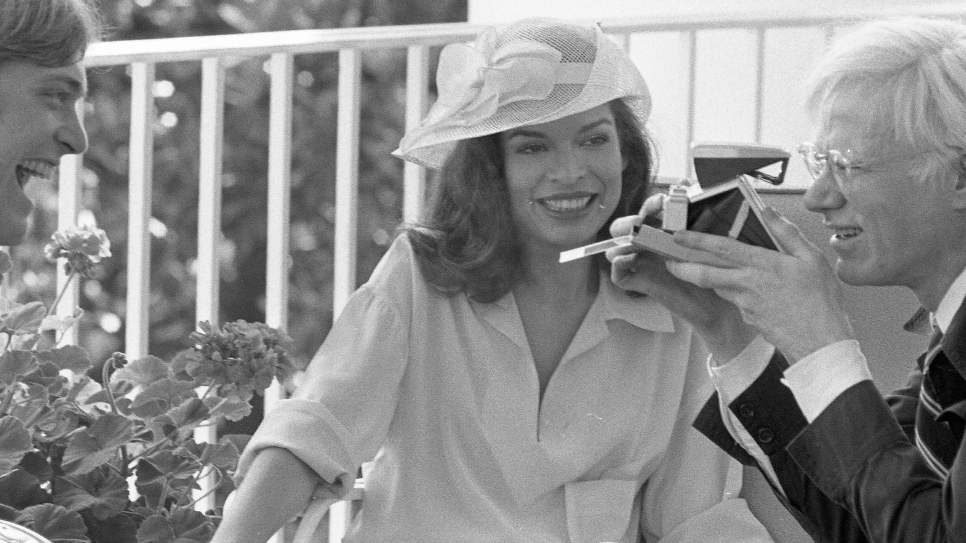 6. Le tailleur blanc de Bianca Jagger